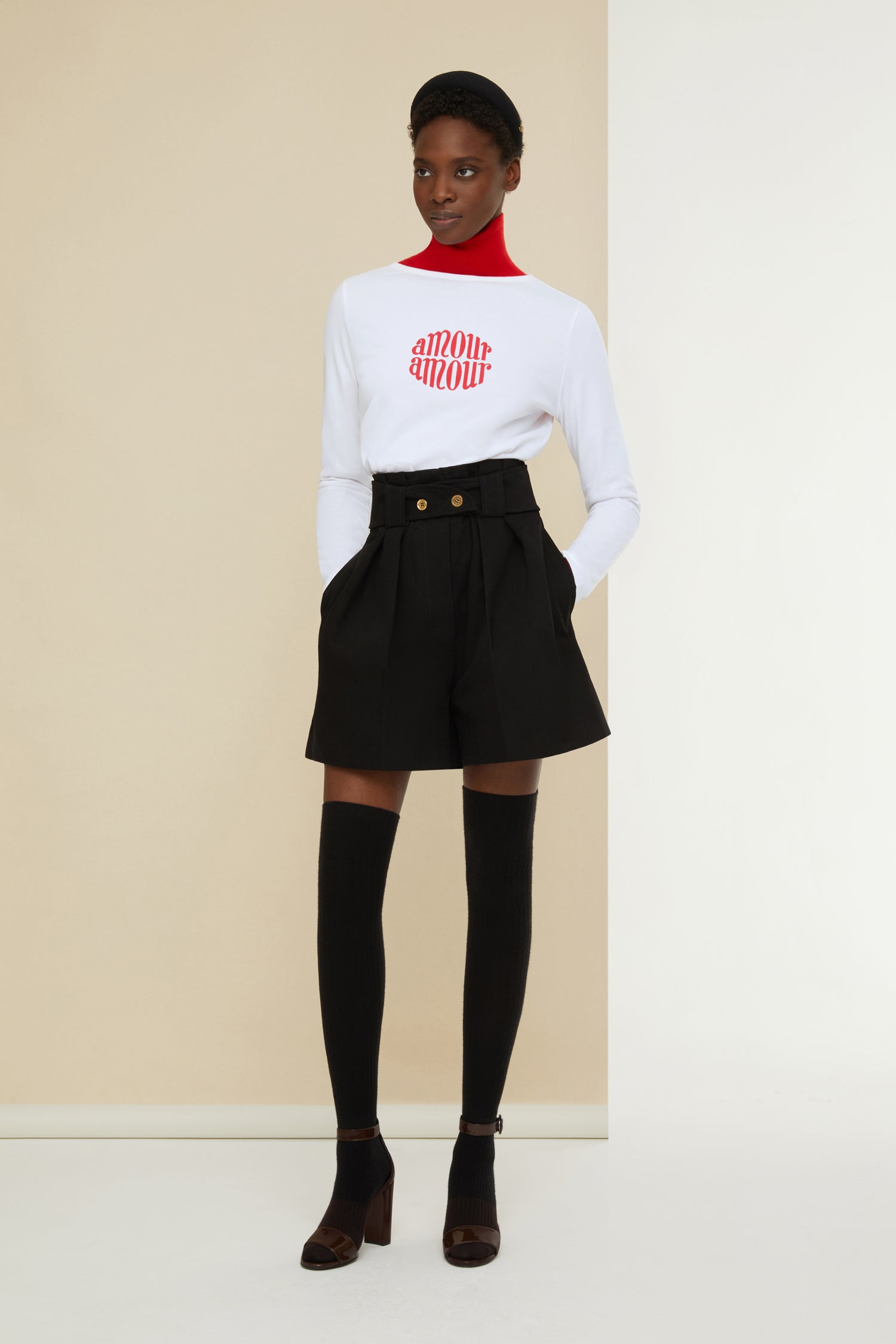 Patou - Pantaloncini con cintura in denim bio - Black - Vita alta, alto volume: il denim firmato Patou.Pantalone in denim bio nero. Vita alta. Cintura con due bottoni oro incisi JP sul davanti. Gamba larga con pieghe a scatola sul davanti.