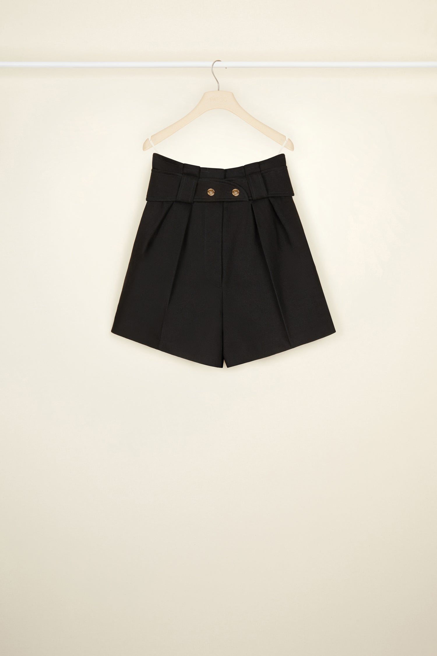 Patou - Pantaloncini con cintura in denim bio - Black - Vita alta, alto volume: il denim firmato Patou.Pantalone in denim bio nero. Vita alta. Cintura con due bottoni oro incisi JP sul davanti. Gamba larga con pieghe a scatola sul davanti.