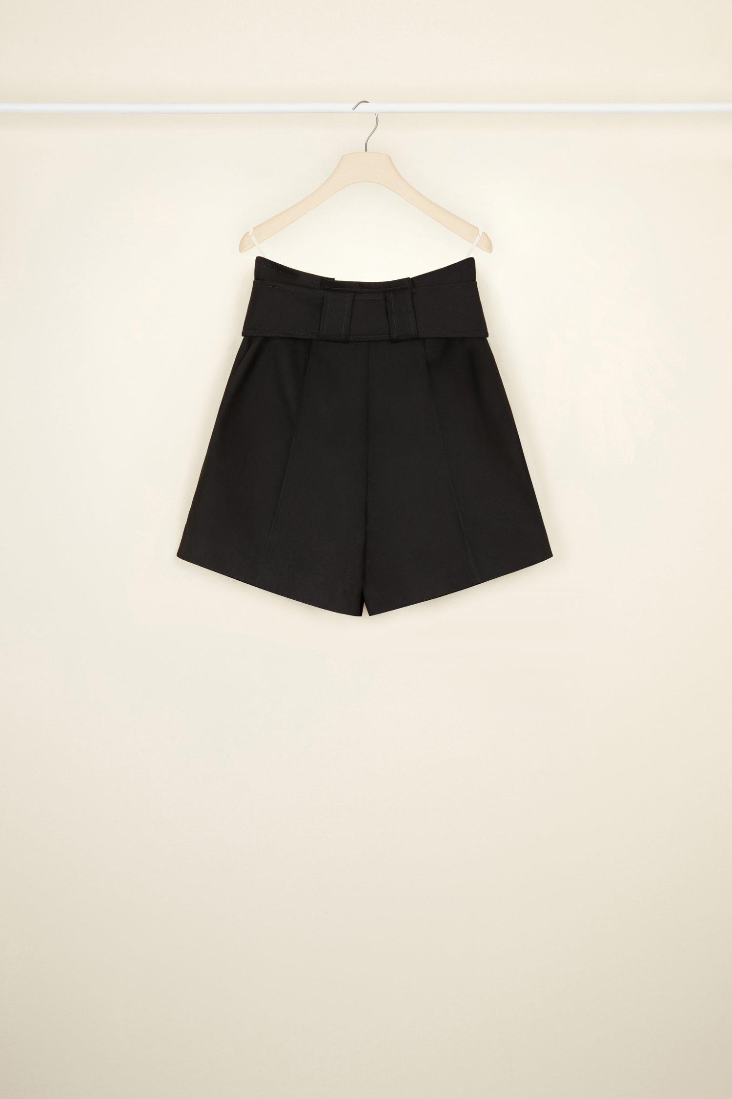 Patou - Pantaloncini con cintura in denim bio - Black - Vita alta, alto volume: il denim firmato Patou.Pantalone in denim bio nero. Vita alta. Cintura con due bottoni oro incisi JP sul davanti. Gamba larga con pieghe a scatola sul davanti.