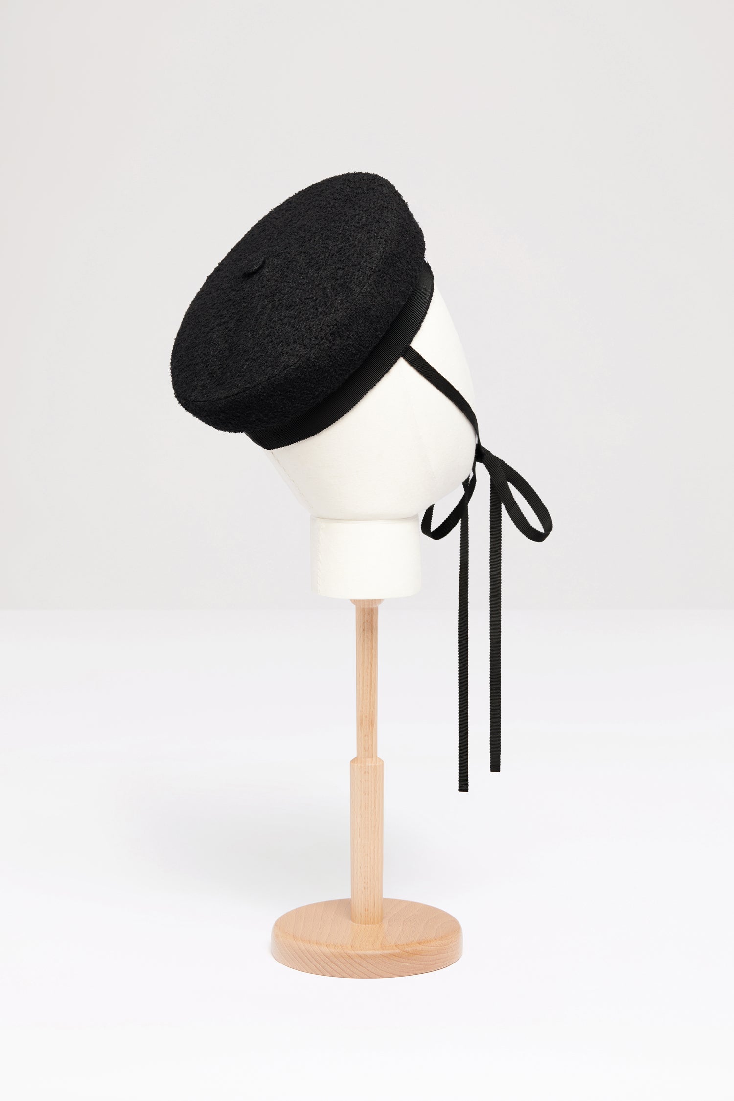 Patou - Casquette de marin en tweed de coton - Black - Le nouvel accessoire culte du dressing Patou.Chapeau en tweed de coton mélangé noir. Modèle inspiré des casquettes de marin. Bordure en gros-grain avec Patou brodé. Liens noirs à nouer sous le menton.Taille S : circonférence 53 cmTaille L : circonférence 57 cm