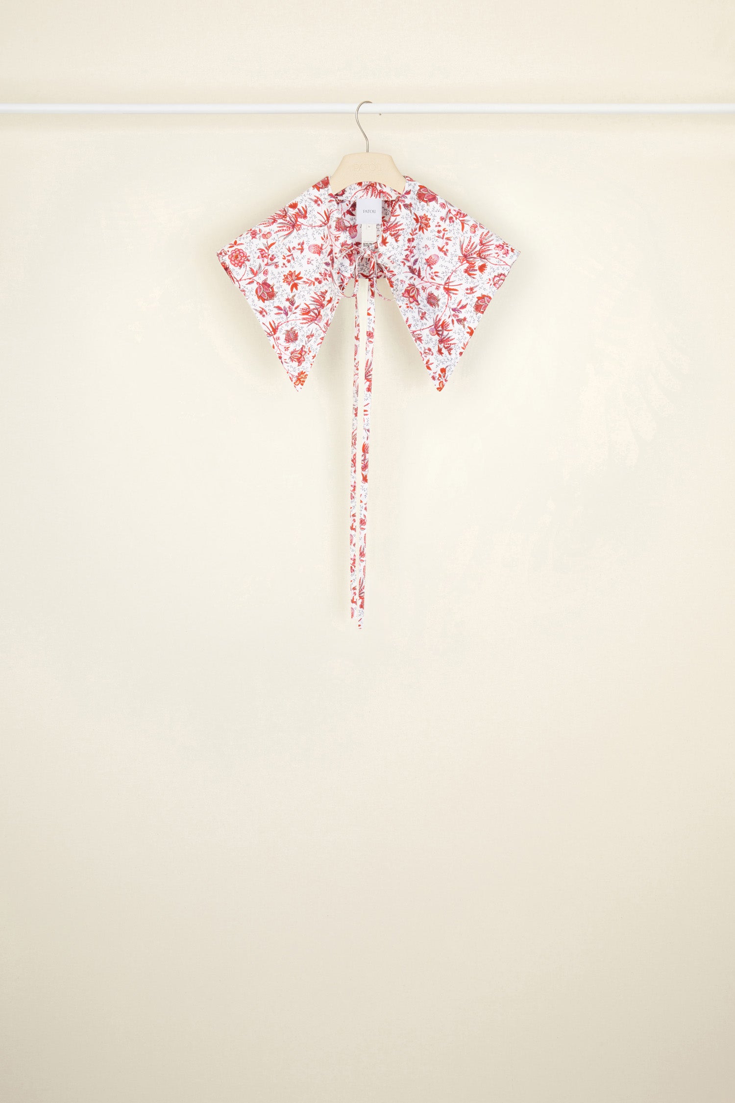 Patou - Printed collar in organic poplin - Indienne - A fresh finishing touch, a perfect Patou introduction.Organic cotton poplin collar featuring Act 2’s Indienne floral print. White embroidered Patou label at the back. Fastens via long ties at the front.