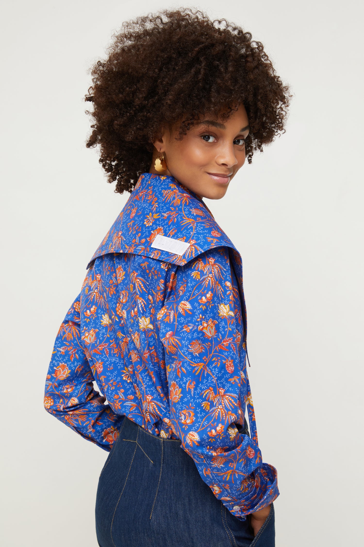 Patou - Printed collar in organic poplin - Citrus Summer Indienne - The summer finishing touch, a perfect Patou introduction.Organic cotton poplin collar featuring the signature Indiennes floral pattern in a new summery palette with citrus sea colours. White embroidered Patou label at the back. Fastens via long ties at the front.