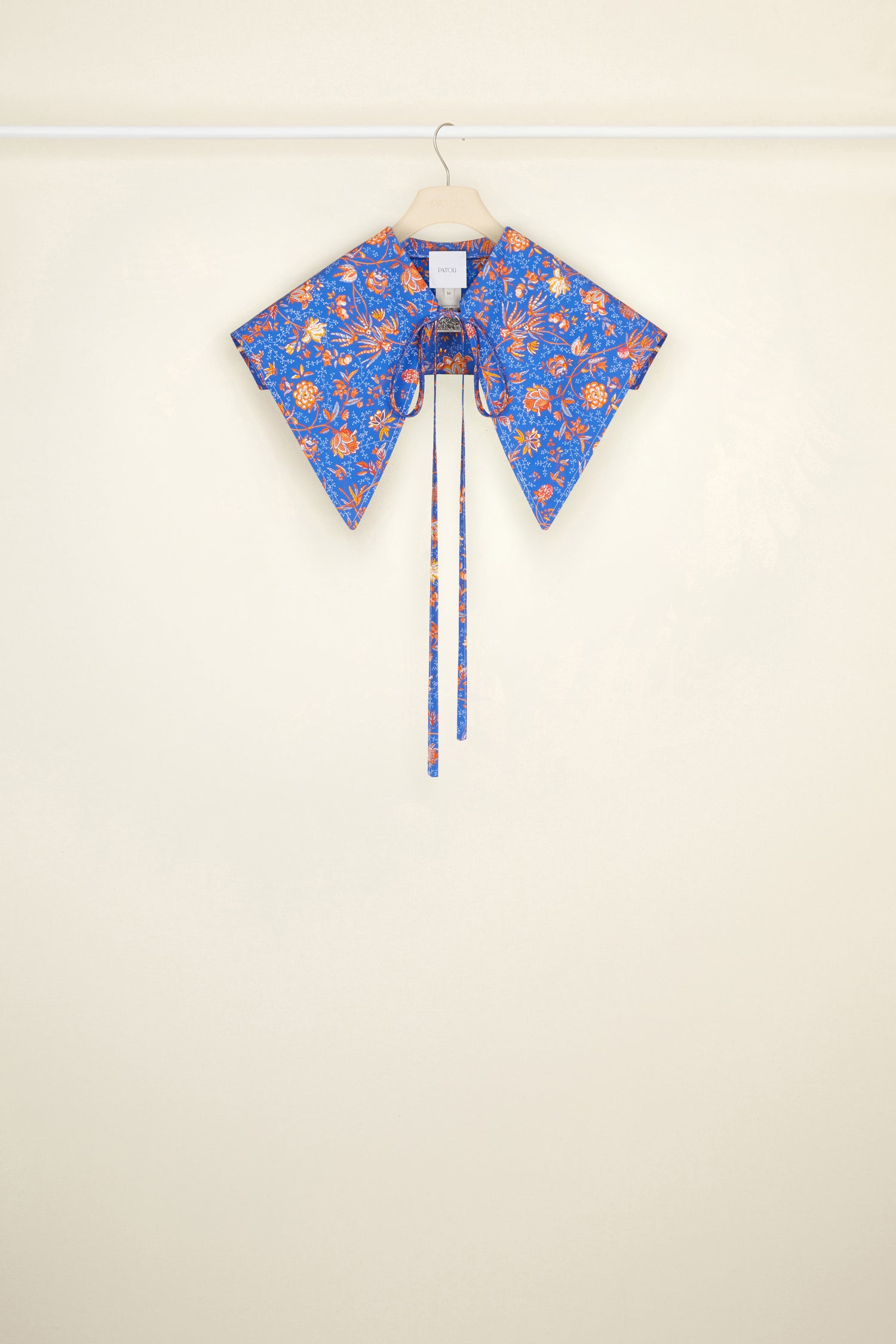 Patou - Printed collar in organic poplin - Citrus Summer Indienne - The summer finishing touch, a perfect Patou introduction.Organic cotton poplin collar featuring the signature Indiennes floral pattern in a new summery palette with citrus sea colours. White embroidered Patou label at the back. Fastens via long ties at the front.