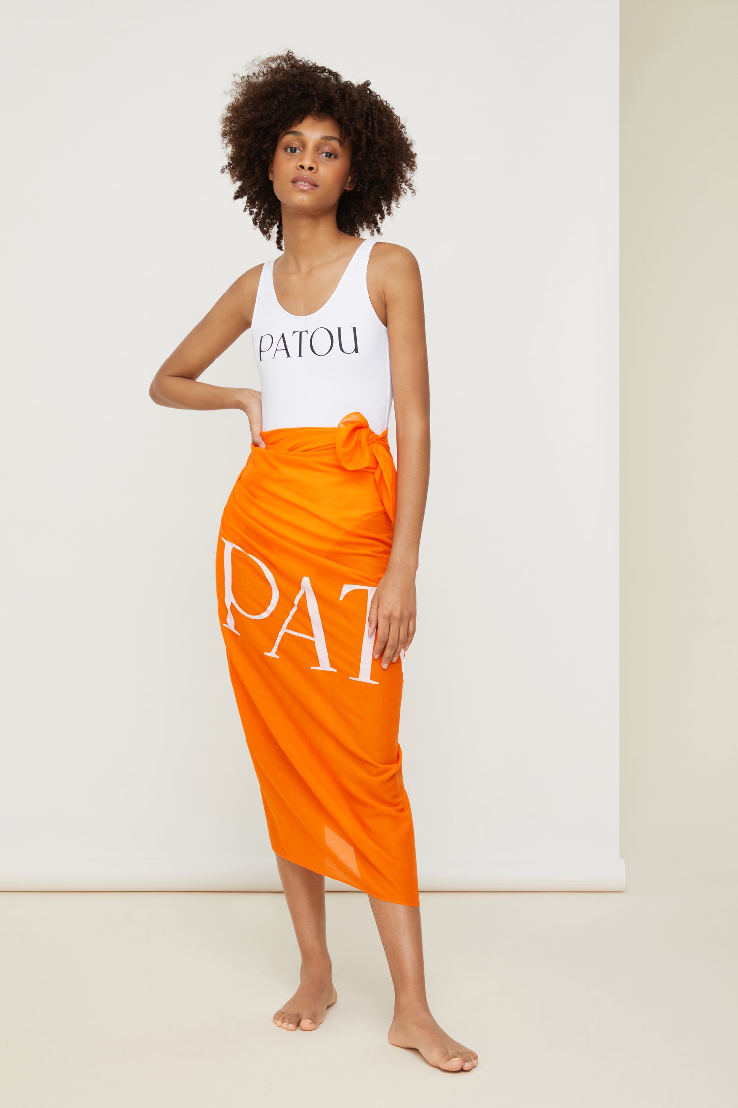 Patou - Patou pareo in organic cotton-voile - Citrus - Made for lying, drying and tying.Citrus orange organic cotton-voile pareo. Maxi PATOU lettering logo in white.