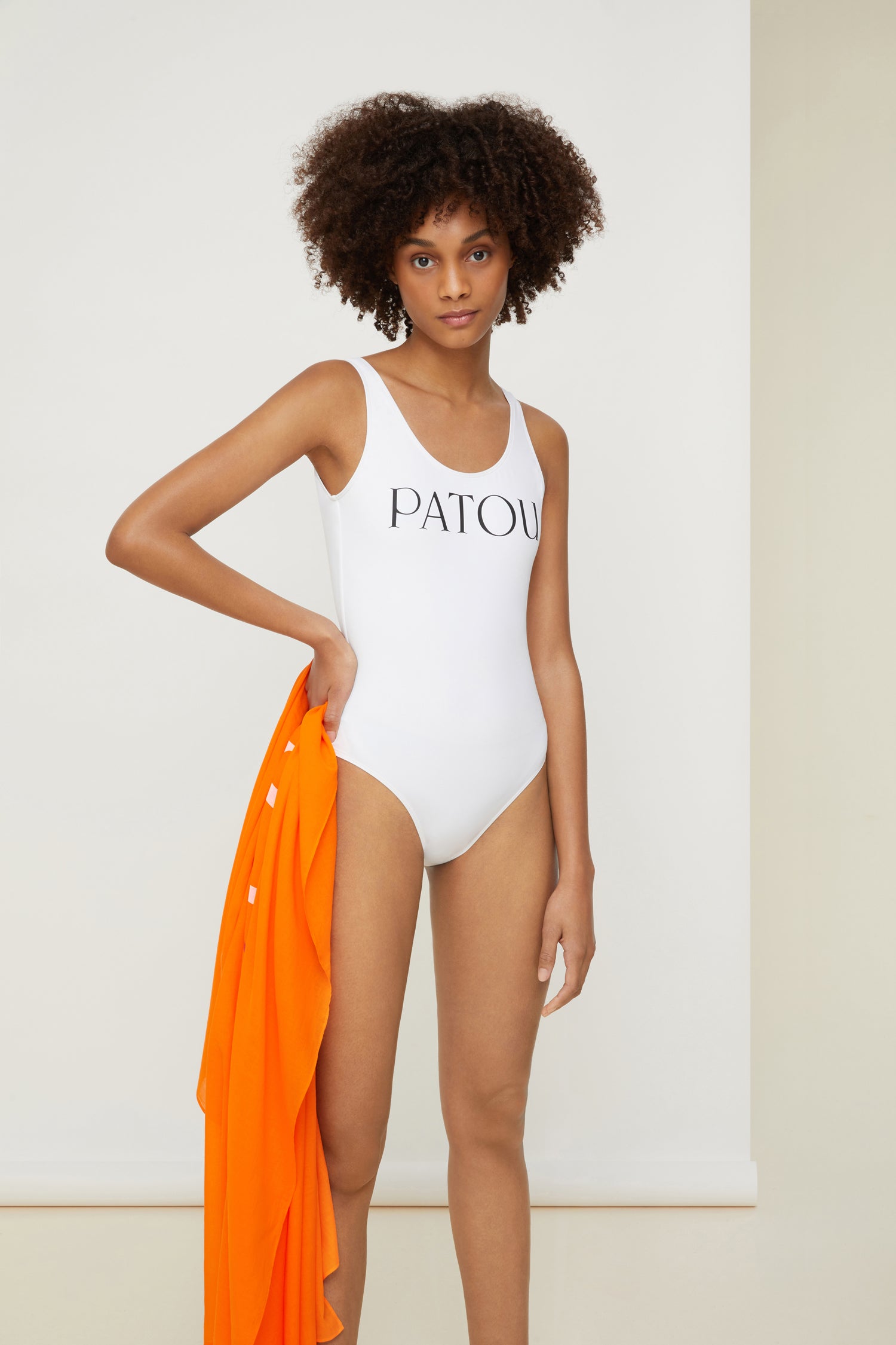 Patou - Patou pareo in organic cotton-voile - Citrus - Made for lying, drying and tying.Citrus orange organic cotton-voile pareo. Maxi PATOU lettering logo in white.