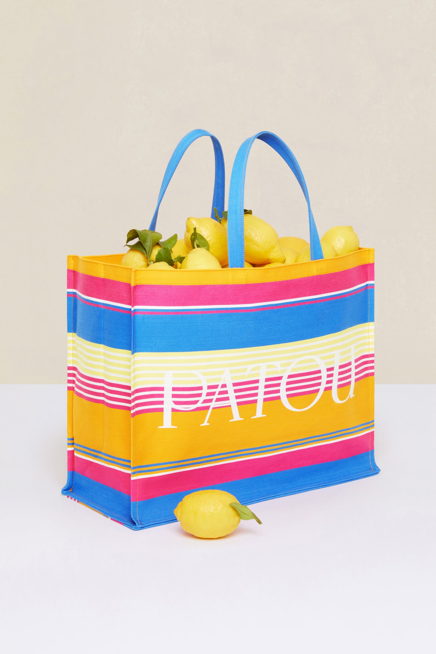 Patou - 오가닉 코튼 소재의 스트라이프 캔버스 토트백 - Multicolor Biarritz Stripes - 해변을 연상케 하는 스트라이프 패턴으로 여름 시즌을 빛내줄 아이템. 장 파투가 자주 찾던 프랑스 남서부의 휴양도시인 비아리츠에서 영감을 얻은 멀티컬러 스트라이프 패턴이 장식된 오가닉 캔버스 소재의 토트백. 화이트 컬러의 PATOU 레터링 로고. 두 개의 탑 핸들. 토트백 또는 숄더백으로 착용 가능. 방수 코튼 안감.