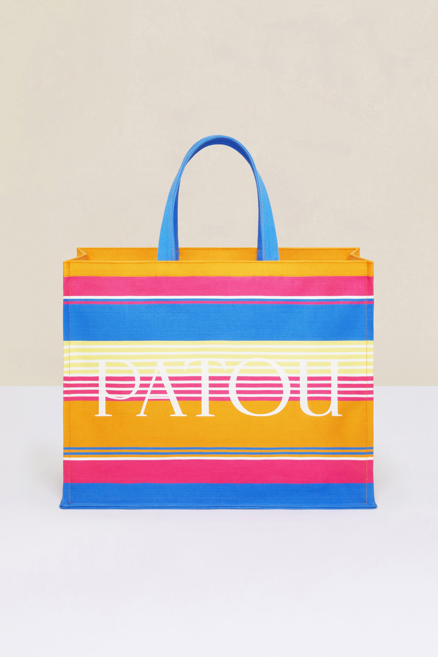 Patou - 오가닉 코튼 소재의 스트라이프 캔버스 토트백 - Multicolor Biarritz Stripes - 해변을 연상케 하는 스트라이프 패턴으로 여름 시즌을 빛내줄 아이템. 장 파투가 자주 찾던 프랑스 남서부의 휴양도시인 비아리츠에서 영감을 얻은 멀티컬러 스트라이프 패턴이 장식된 오가닉 캔버스 소재의 토트백. 화이트 컬러의 PATOU 레터링 로고. 두 개의 탑 핸들. 토트백 또는 숄더백으로 착용 가능. 방수 코튼 안감.