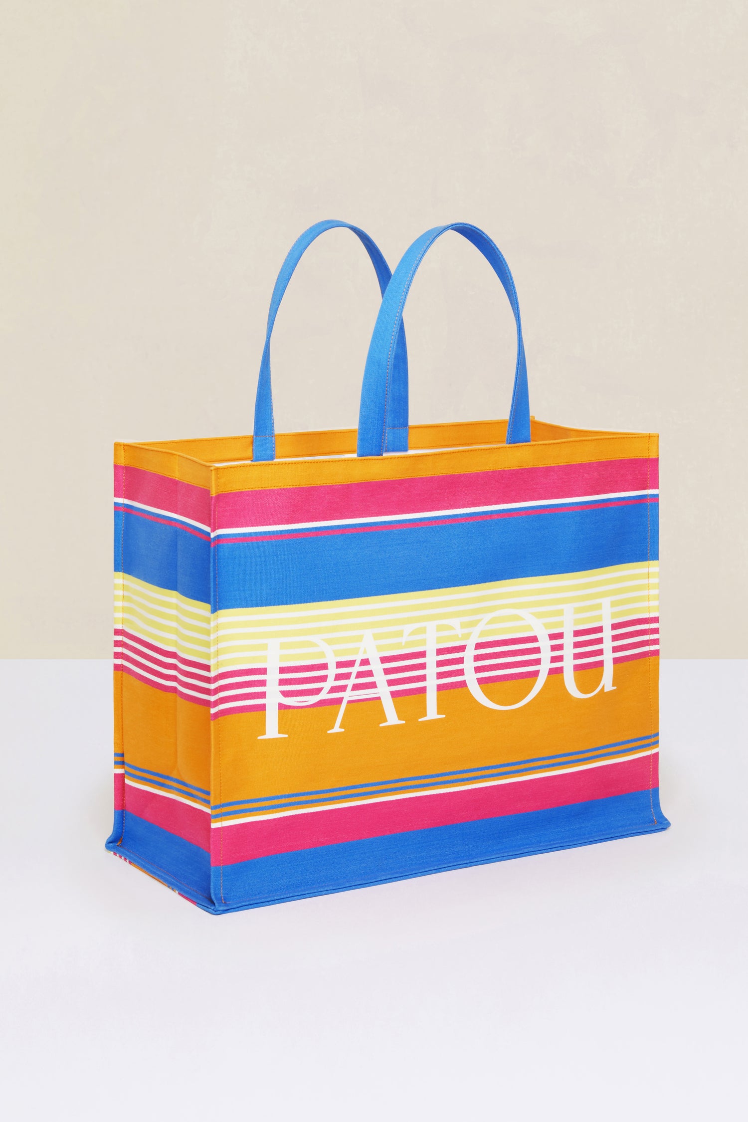 Patou - 오가닉 코튼 소재의 스트라이프 캔버스 토트백 - Multicolor Biarritz Stripes - 해변을 연상케 하는 스트라이프 패턴으로 여름 시즌을 빛내줄 아이템. 장 파투가 자주 찾던 프랑스 남서부의 휴양도시인 비아리츠에서 영감을 얻은 멀티컬러 스트라이프 패턴이 장식된 오가닉 캔버스 소재의 토트백. 화이트 컬러의 PATOU 레터링 로고. 두 개의 탑 핸들. 토트백 또는 숄더백으로 착용 가능. 방수 코튼 안감.