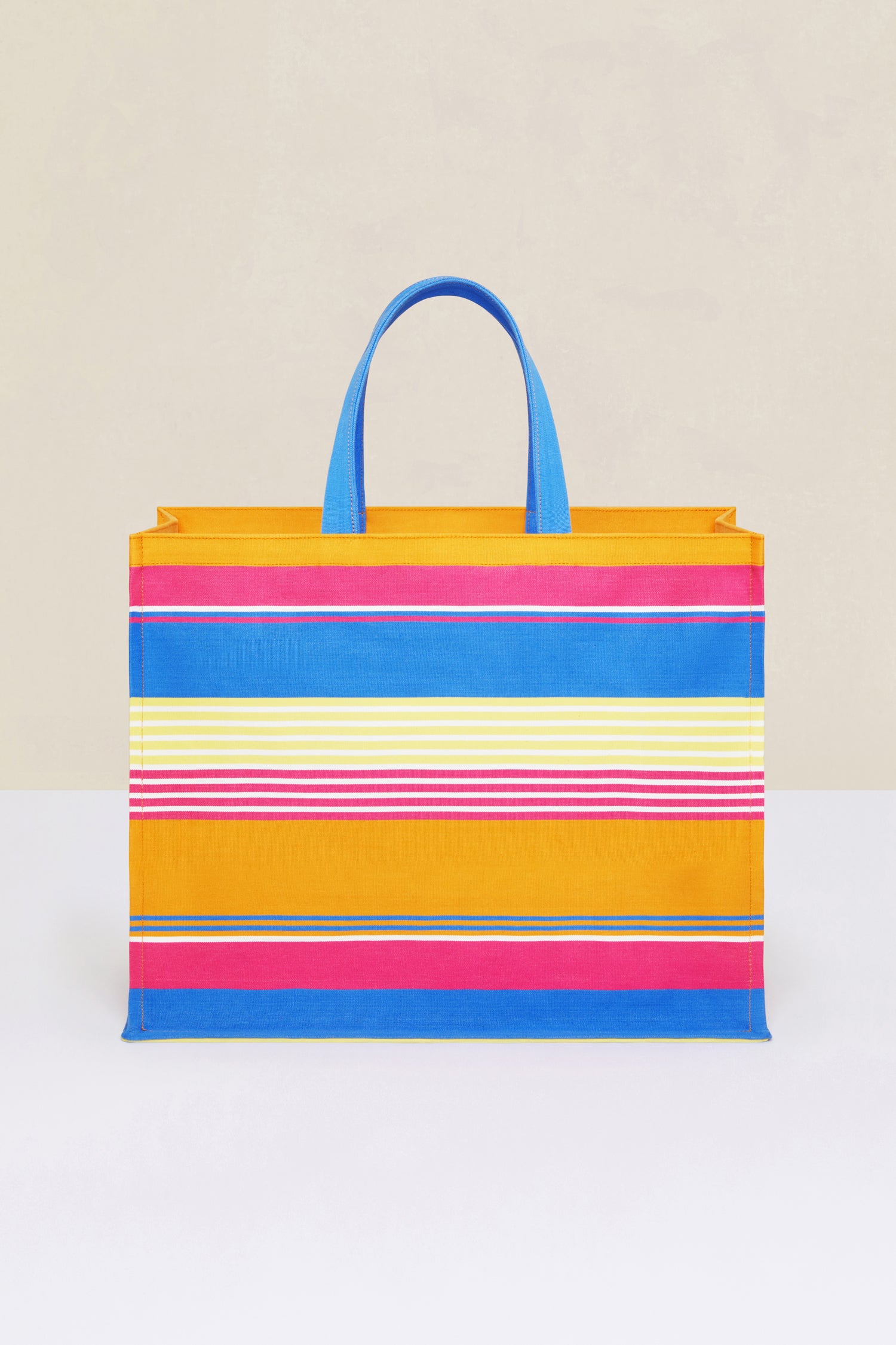 Patou - 오가닉 코튼 소재의 스트라이프 캔버스 토트백 - Multicolor Biarritz Stripes - 해변을 연상케 하는 스트라이프 패턴으로 여름 시즌을 빛내줄 아이템. 장 파투가 자주 찾던 프랑스 남서부의 휴양도시인 비아리츠에서 영감을 얻은 멀티컬러 스트라이프 패턴이 장식된 오가닉 캔버스 소재의 토트백. 화이트 컬러의 PATOU 레터링 로고. 두 개의 탑 핸들. 토트백 또는 숄더백으로 착용 가능. 방수 코튼 안감.