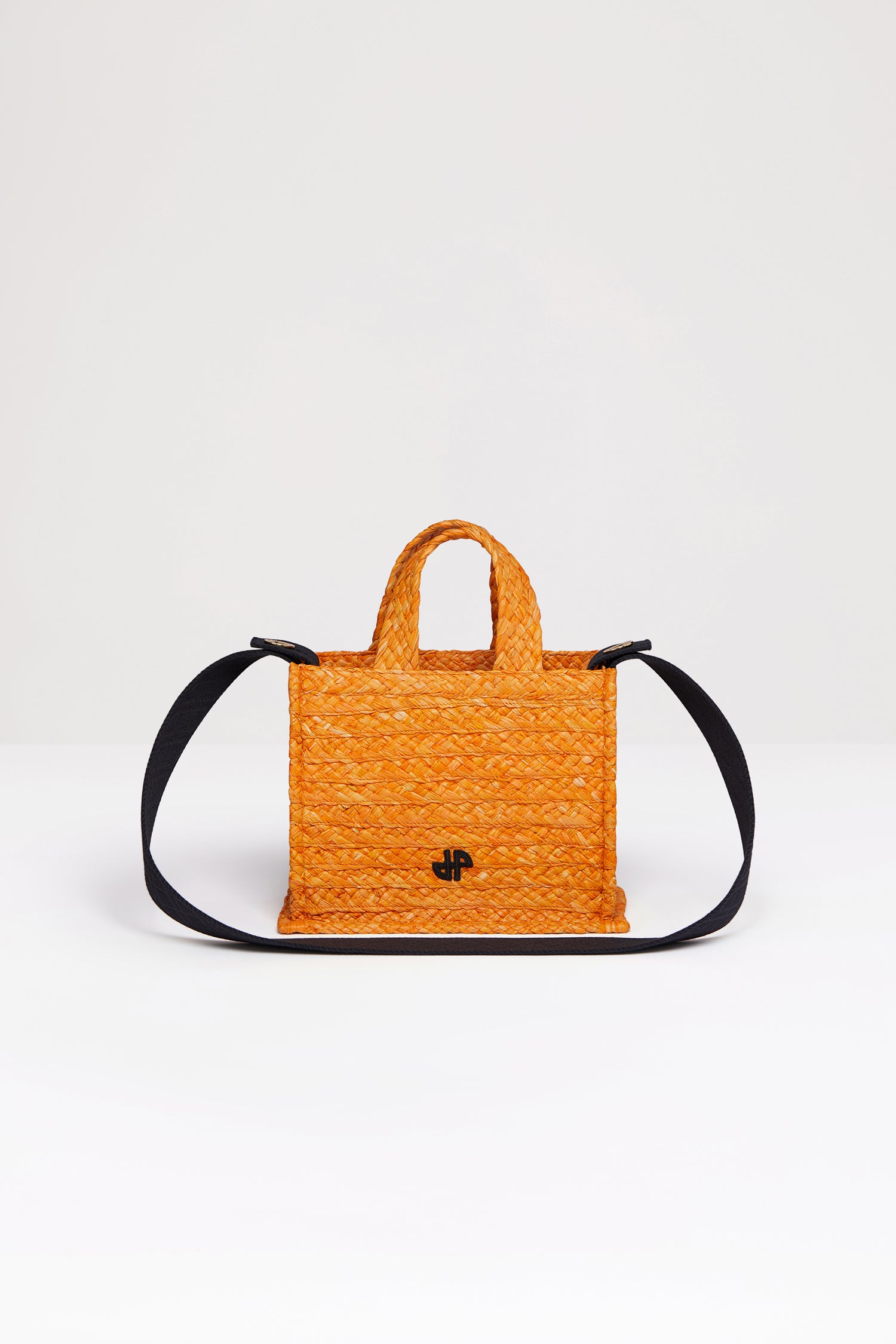 Patou - 라피아 스몰 JP 토트백 - Marigold - 파투의 감성과 함께 여름에 착용하기에 완벽한 토트백.마리골드 오렌지 컬러의 라피아 소재. 앞면의 블랙 JP 모노그램. 골드 버튼이 달린 블랙 컬러의 엠보싱 캔버스 숄더 스트랩. 두 개의 탑 핸들. 토트백 또는 숄더백으로 착용 가능.