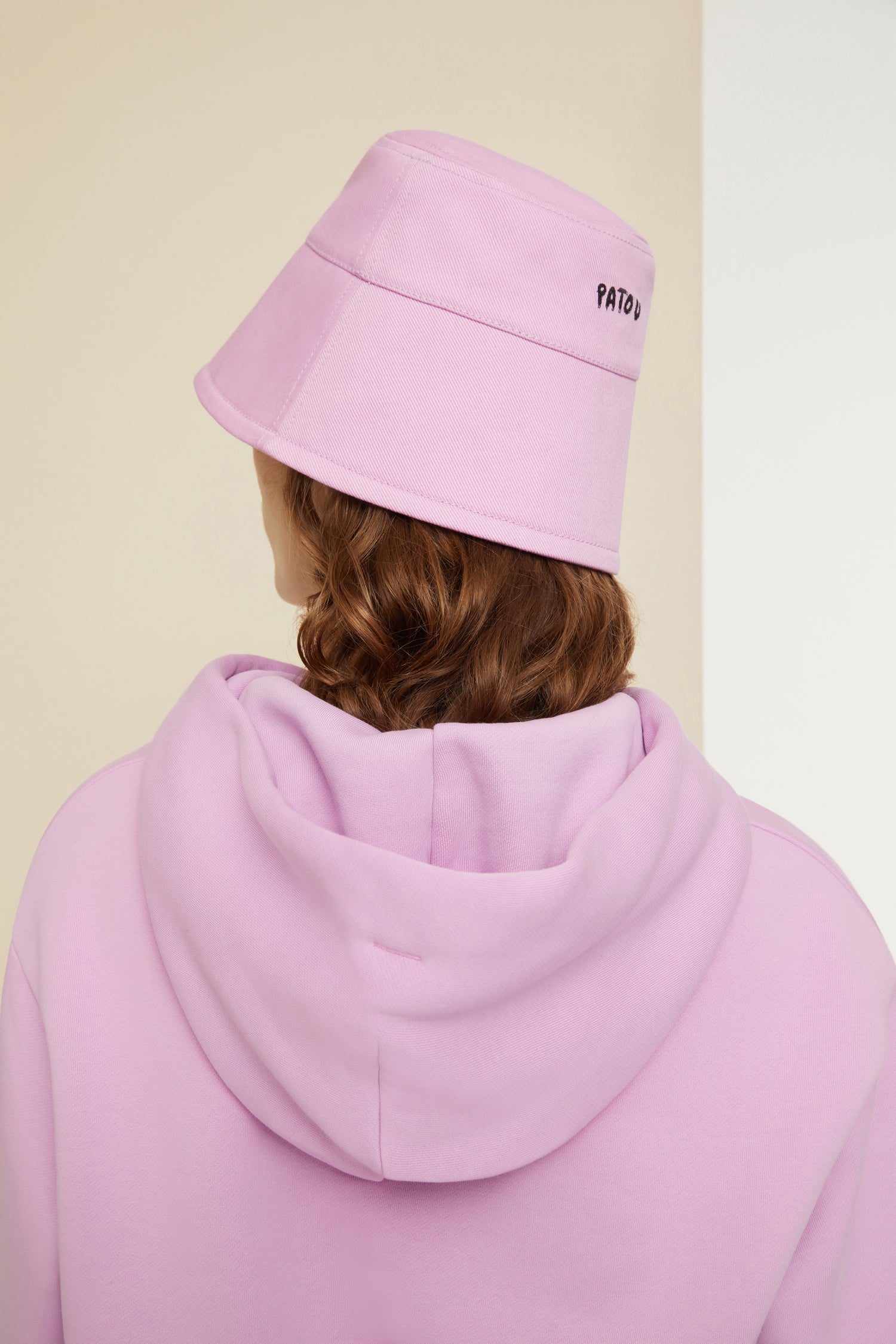 Patou - オーガニックコットン バーバパパ バケットハット - Lilac - スター登場、バーバパパ ハット！    ライラックのオーガニックコットン製バケットハット。バーバパパとの特別なコラボレーションから誕生したバーバパトゥ カプセルコレクションの作品。シグネチャーシェイプ。フロントにバーバパパの顔の刺繍。バックにカスタム パトゥロゴ刺繍。2つのサイズがあります。スタンダード ウィメンズサイズ: XS/S。スタンダード メンズサイズ: M/L。