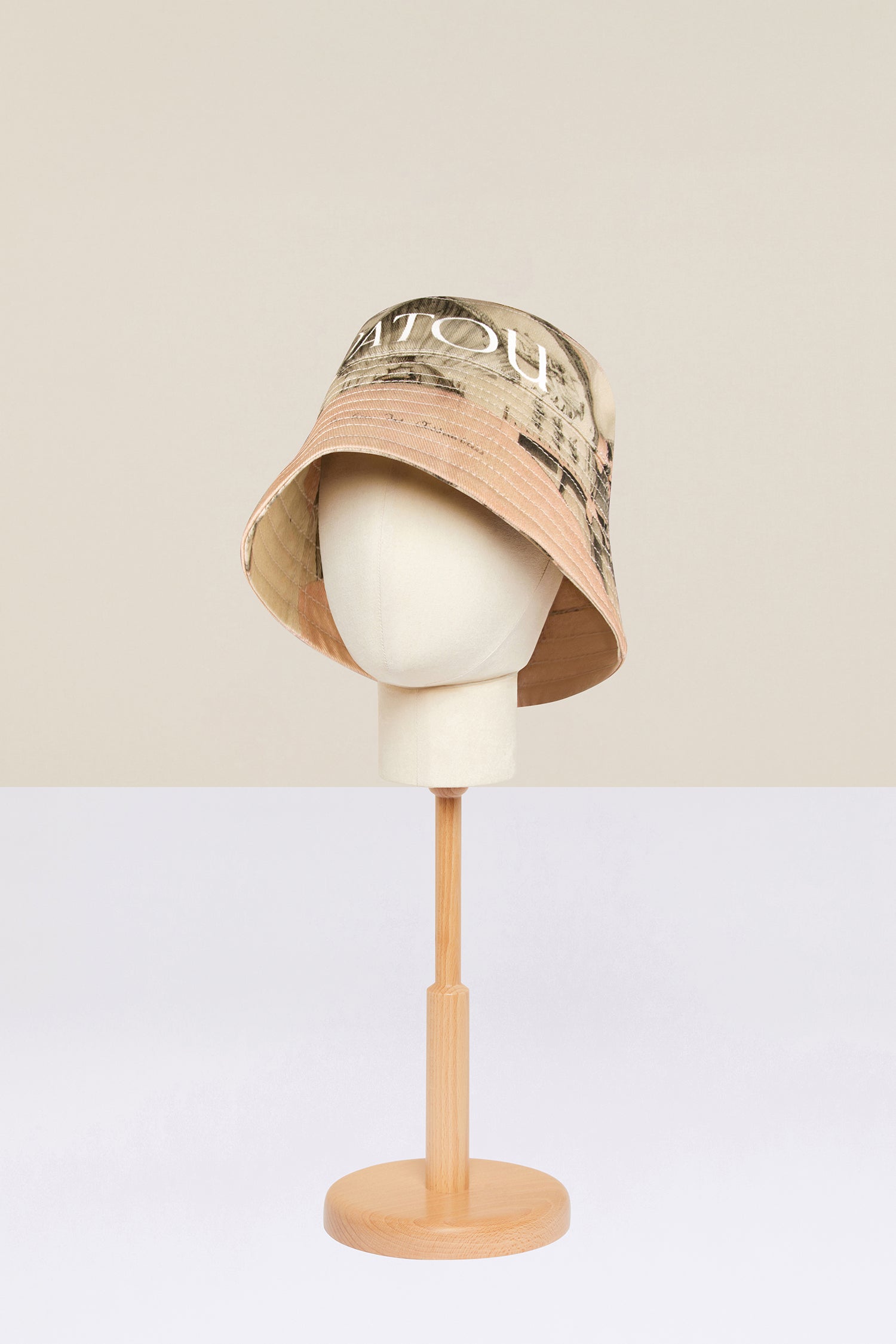 Patou - Cappello da pescatore Patou in cotone bio stampato - Amour Island - Il cappellino Patou, da indossare come lo scegli tu.Cappello a secchiello in cotone bio. Stampa “L’Isola d’amore” secondo un disegno di Jean-Jacques Lequeu. Maxi logo Patou bianco sul fronte. Bordo largo con dettaglio di cucitura. Disponibile in due taglie. Taglia standard consigliata per le donne: XS/S.  Taglia standard consigliata per gli uomini: M/L.