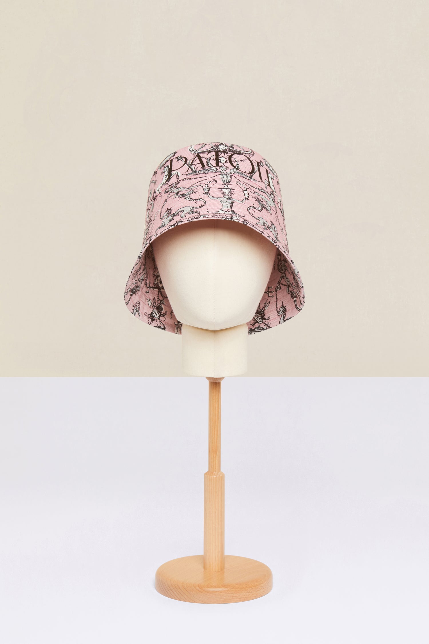Patou - Fischerhut aus bedruckter Bio-Baumwolle - Pink Fairy Tales - Eine Geschichte über weiße Ritter und fröhliche Hüte.   Charakteristischer Fischerhut aus Bio-Baumwolle in Rosa mit dem „Stories and Tales“-Print der Saison. Schwarzes Buchstabenlogo im Maxiformat auf der Vorderseite. Breite Krempe mit Ziernahtdetails. In zwei Größen erhältlich. Standardgröße für Damen: XS/S. Standardgröße für Herren: M/L.