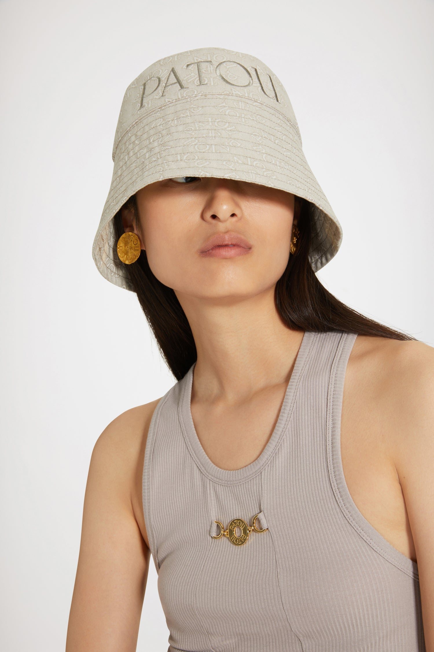 Patou - Patou bucket hat in organic cotton jacquard - Medallion - A bucketful of daily Patou joy.Signature cotton bucket hat. Seasonal Medallion pattern featuring the Patou lettering logo and JP monogram all over. Maxi Patou logo embroidered in grey at the front. Wide brim with topstitch detailing. Comes in two sizes.Size S: circumference 56 cmSize L: circumference 58 cm