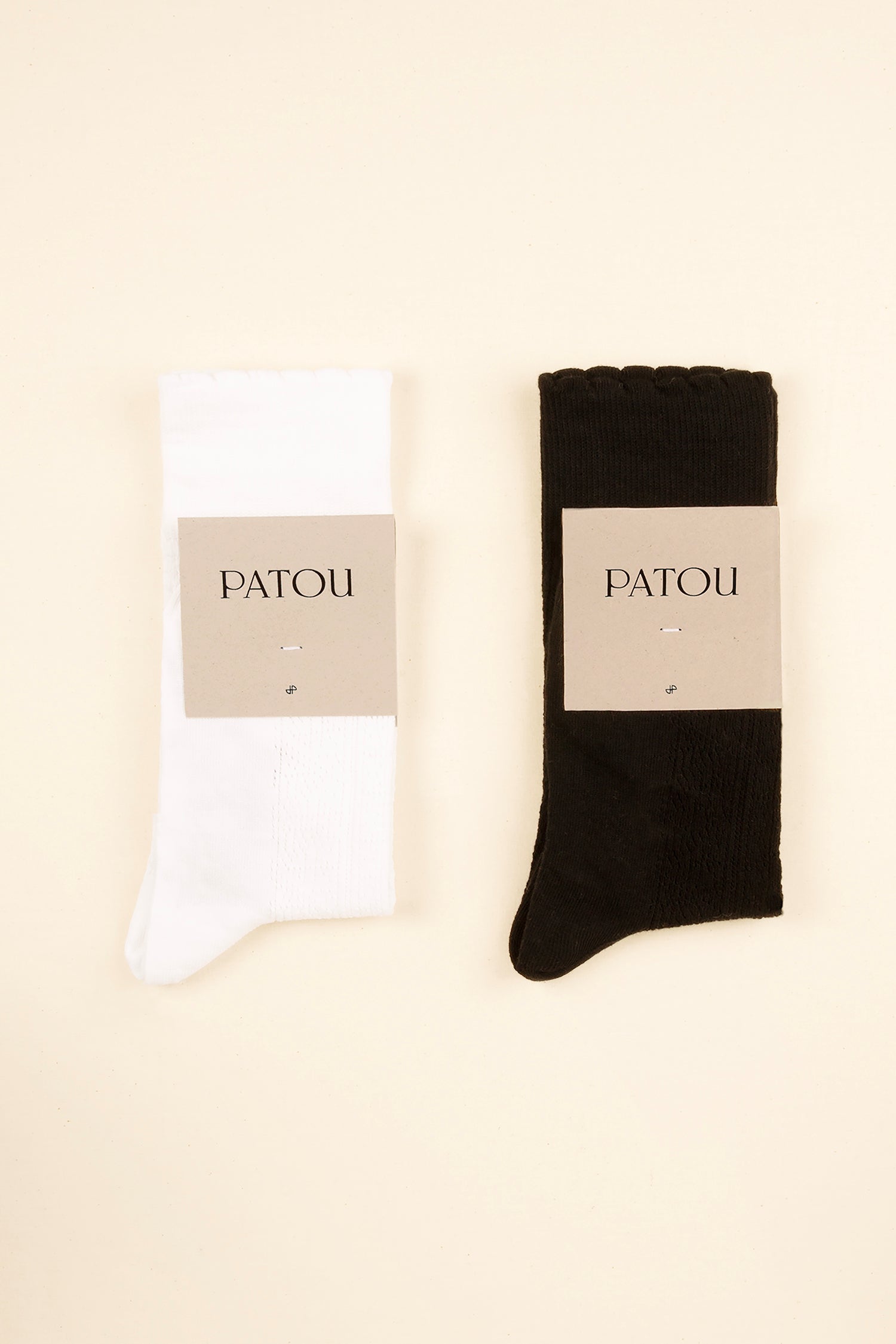 Patou - 블랙 및 화이트 컬러의 오가닉 코튼 양말 2쌍 세트 - Black and White - 진정한 파투 룩으로 완성시켜줄 아이템.블랙 오가닉 코튼 양말 한 쌍과 화이트 오가닉 코튼 양말 한 쌍. 1/4 길이. JP 모노그램 오픈워크 디테일. 파투 레터링 로고 프린트.