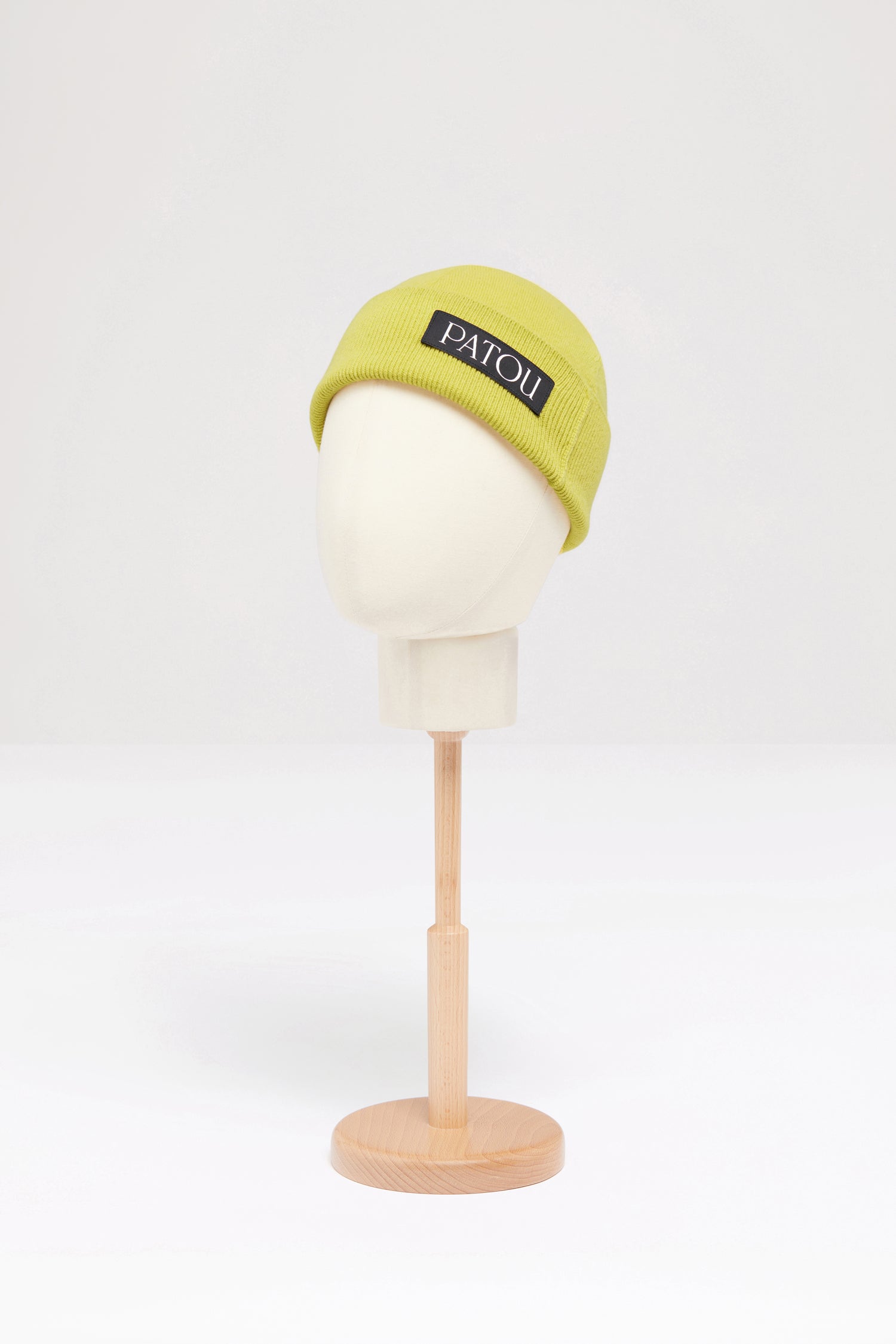 Patou - Beanie-Mütze aus Wolle „Parfum“ - Absinthe - Der Duft einer Ikone.Beanie-Mütze aus Wolle in Absinth-Gelb. Vom Jean Patou Archiv inspirierte Parfumflakon-Intarsie.