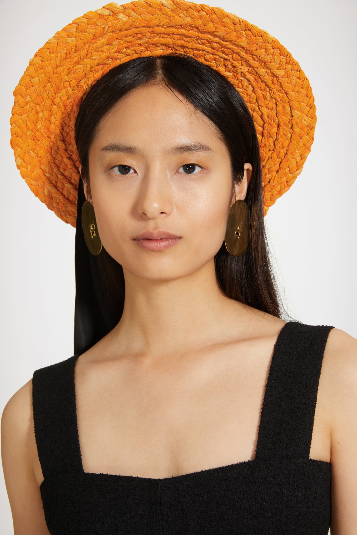 Patou - Paglietta JP in rafia - Marigold - Avete visto il nuovo cappello di Patou?Cappello in rafia naturale arancione calendula. Monogramma JP nero. Maxi fiocco in faille da annodare sotto il mento.