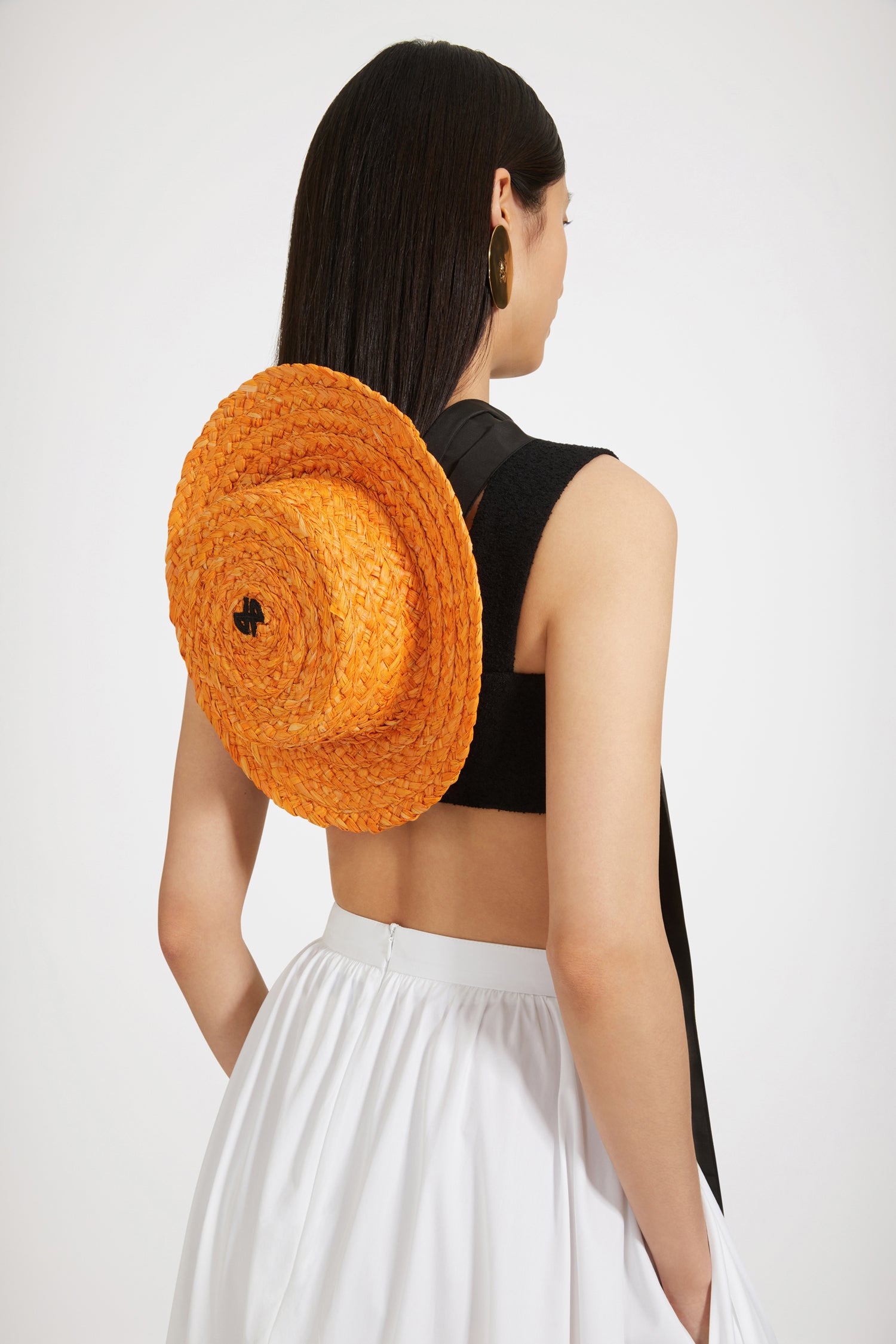 Patou - Paglietta JP in rafia - Marigold - Avete visto il nuovo cappello di Patou?Cappello in rafia naturale arancione calendula. Monogramma JP nero. Maxi fiocco in faille da annodare sotto il mento.