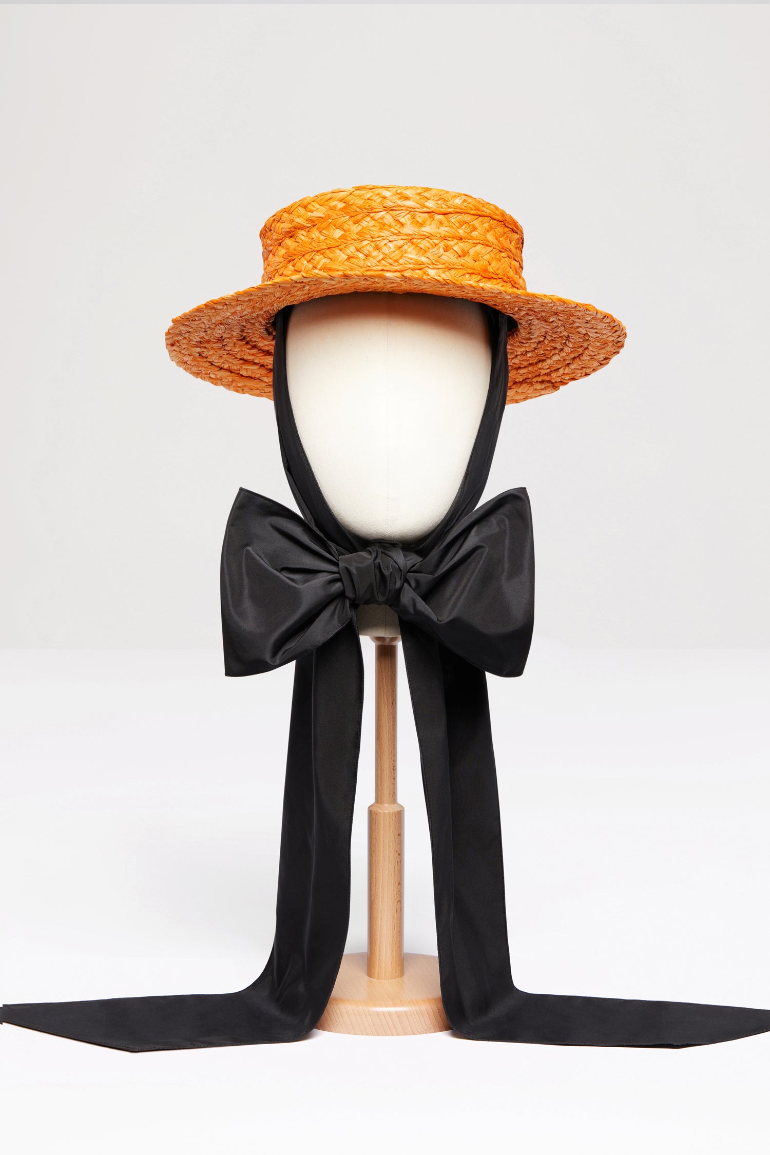 Patou - Paglietta JP in rafia - Marigold - Avete visto il nuovo cappello di Patou?Cappello in rafia naturale arancione calendula. Monogramma JP nero. Maxi fiocco in faille da annodare sotto il mento.