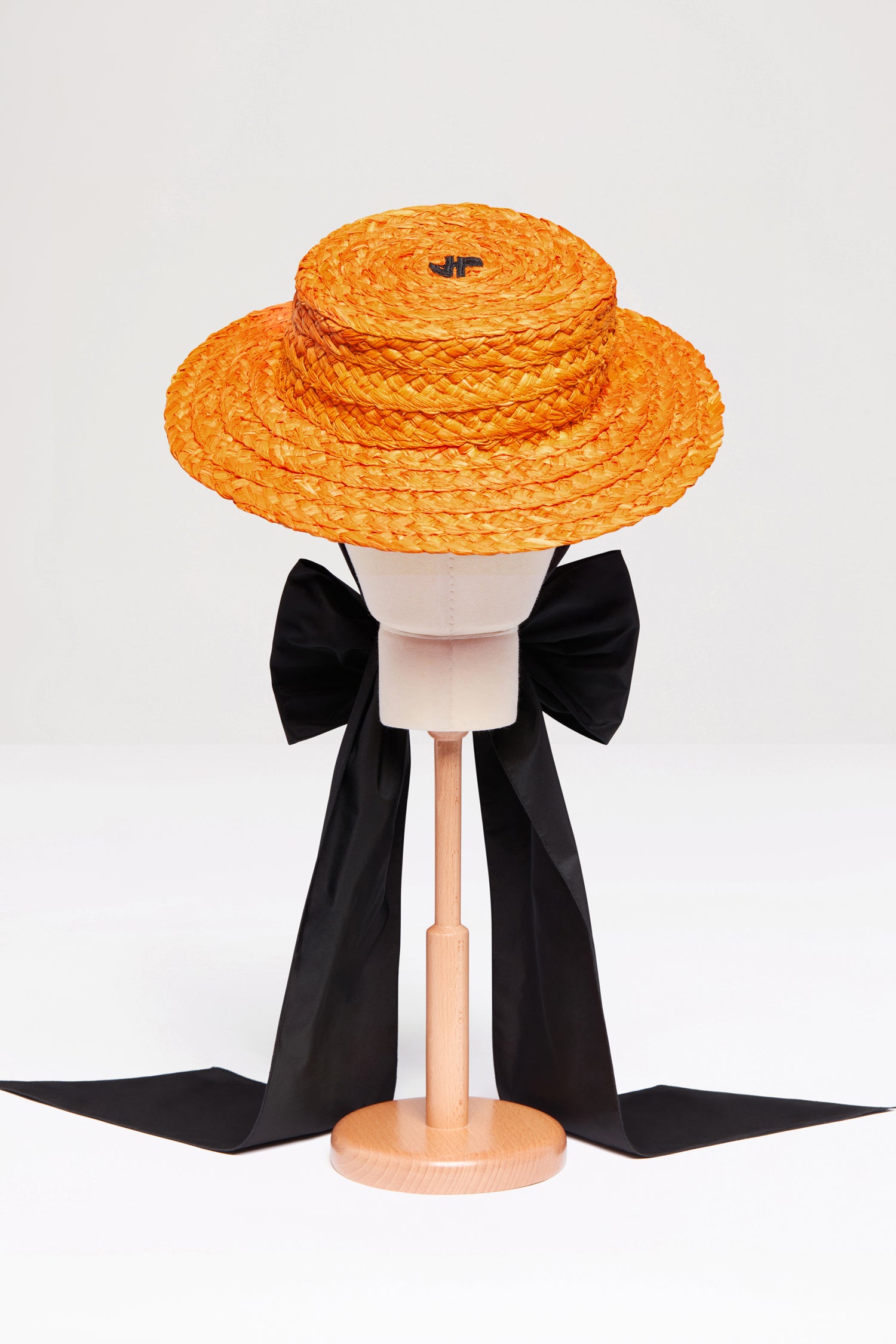 Patou - Paglietta JP in rafia - Marigold - Avete visto il nuovo cappello di Patou?Cappello in rafia naturale arancione calendula. Monogramma JP nero. Maxi fiocco in faille da annodare sotto il mento.