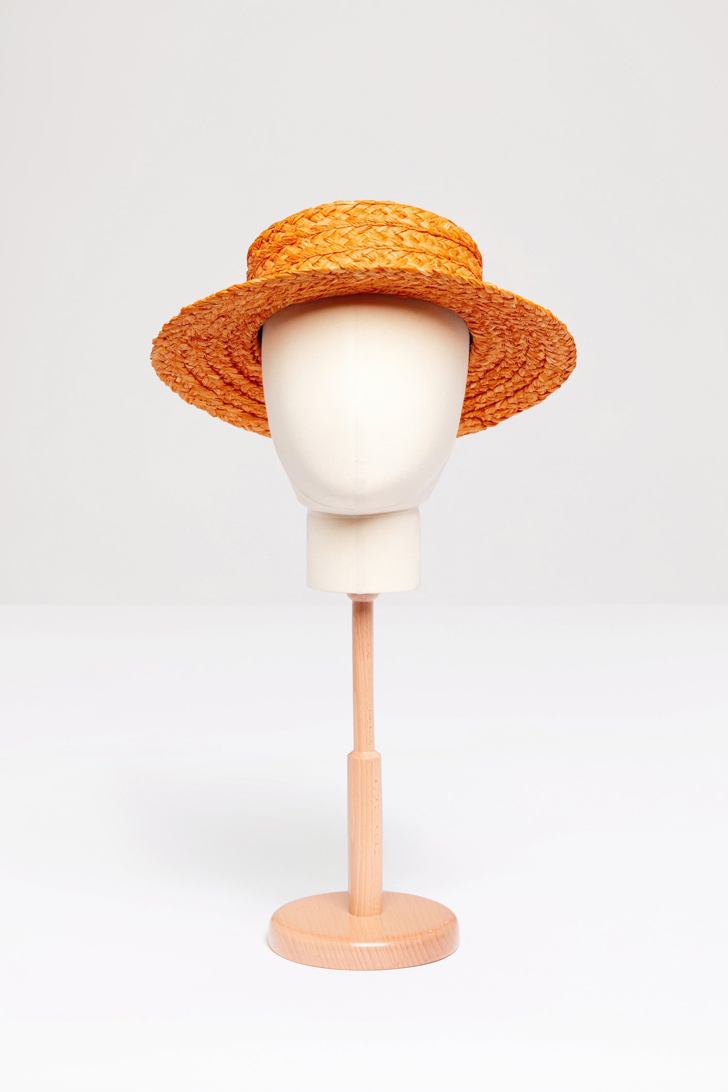 Patou - Paglietta JP in rafia - Marigold - Avete visto il nuovo cappello di Patou?Cappello in rafia naturale arancione calendula. Monogramma JP nero. Maxi fiocco in faille da annodare sotto il mento.