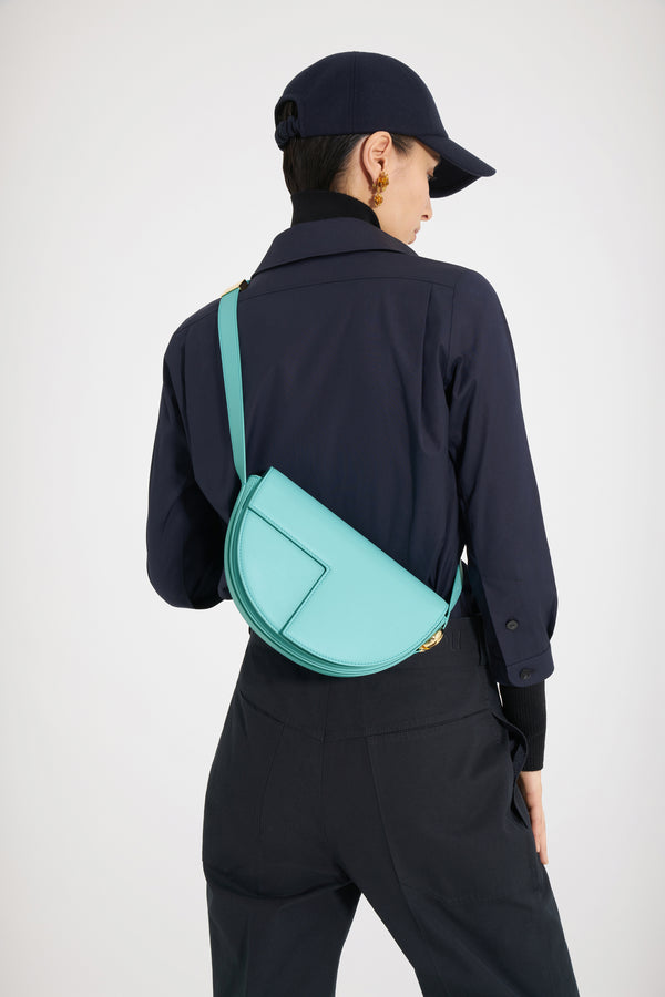 Patou - 르 파투 백 - Water Green - 업사이클링 가죽 소재로 제작된 르 파투 백.워터 그린 컬러. 사용되지 않은 가죽 하이드로 만든 특수 소재만을 사용하여 제작된 백. 60점 한정 생산 리미티드 에디션. JP 모노그램에서 영감을 받은 기하학적 컷아웃이 돋보이는 반원형 실루엣. 측면의 JP 모노그램 디테일 골드 톤 하드웨어. 길이 조절 가능한 스트랩으로 숄더백, 크로스백, 또는 토트백 스타일로 연출 가능. 골드 톤 JP 디테일의 자석 잠금장치. 여러 내부 수납공간. 에코 내부 마감.길이: 25 cm높이: 15 cm폭: 6 cm3가지 길이의 사이즈 조절 가능한 스트랩: 47Cm(숄더백), 36cm(크로스백), 28cm(핸드백)