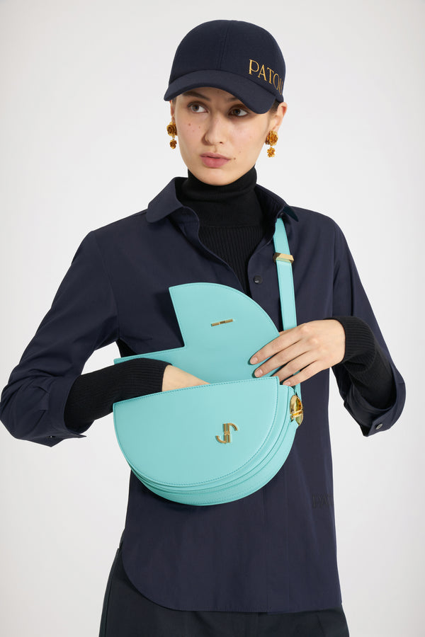 Patou - 르 파투 백 - Water Green - 업사이클링 가죽 소재로 제작된 르 파투 백.워터 그린 컬러. 사용되지 않은 가죽 하이드로 만든 특수 소재만을 사용하여 제작된 백. 60점 한정 생산 리미티드 에디션. JP 모노그램에서 영감을 받은 기하학적 컷아웃이 돋보이는 반원형 실루엣. 측면의 JP 모노그램 디테일 골드 톤 하드웨어. 길이 조절 가능한 스트랩으로 숄더백, 크로스백, 또는 토트백 스타일로 연출 가능. 골드 톤 JP 디테일의 자석 잠금장치. 여러 내부 수납공간. 에코 내부 마감.길이: 25 cm높이: 15 cm폭: 6 cm3가지 길이의 사이즈 조절 가능한 스트랩: 47Cm(숄더백), 36cm(크로스백), 28cm(핸드백)