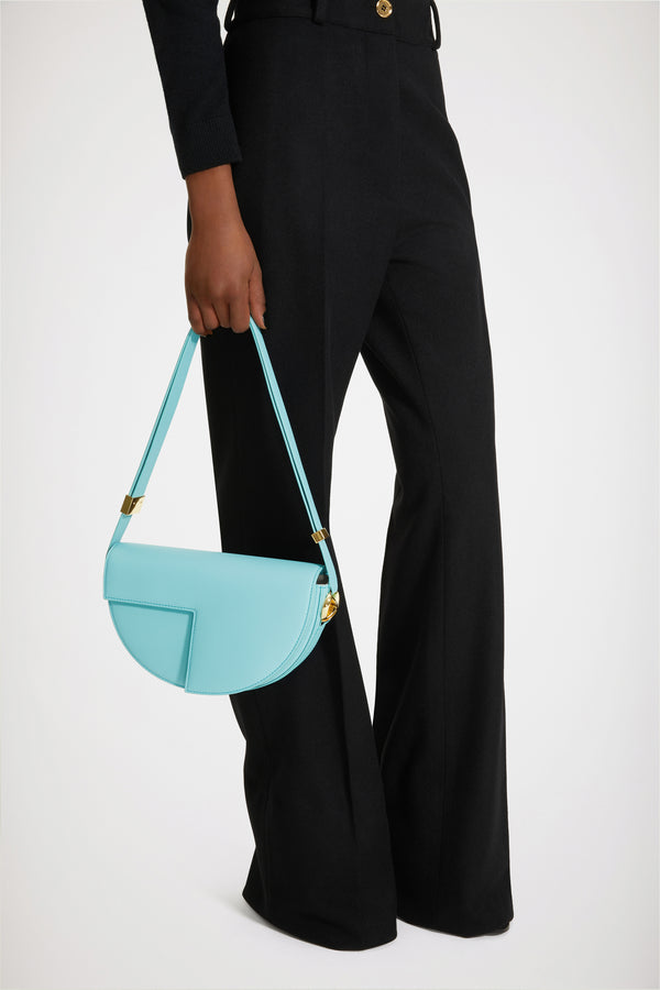 Patou - 르 파투 백 - Water Green - 업사이클링 가죽 소재로 제작된 르 파투 백.워터 그린 컬러. 사용되지 않은 가죽 하이드로 만든 특수 소재만을 사용하여 제작된 백. 60점 한정 생산 리미티드 에디션. JP 모노그램에서 영감을 받은 기하학적 컷아웃이 돋보이는 반원형 실루엣. 측면의 JP 모노그램 디테일 골드 톤 하드웨어. 길이 조절 가능한 스트랩으로 숄더백, 크로스백, 또는 토트백 스타일로 연출 가능. 골드 톤 JP 디테일의 자석 잠금장치. 여러 내부 수납공간. 에코 내부 마감.길이: 25 cm높이: 15 cm폭: 6 cm3가지 길이의 사이즈 조절 가능한 스트랩: 47Cm(숄더백), 36cm(크로스백), 28cm(핸드백)