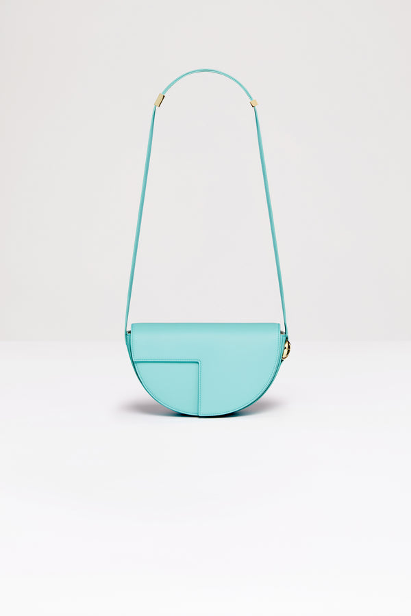 Patou - 르 파투 백 - Water Green - 업사이클링 가죽 소재로 제작된 르 파투 백.워터 그린 컬러. 사용되지 않은 가죽 하이드로 만든 특수 소재만을 사용하여 제작된 백. 60점 한정 생산 리미티드 에디션. JP 모노그램에서 영감을 받은 기하학적 컷아웃이 돋보이는 반원형 실루엣. 측면의 JP 모노그램 디테일 골드 톤 하드웨어. 길이 조절 가능한 스트랩으로 숄더백, 크로스백, 또는 토트백 스타일로 연출 가능. 골드 톤 JP 디테일의 자석 잠금장치. 여러 내부 수납공간. 에코 내부 마감.길이: 25 cm높이: 15 cm폭: 6 cm3가지 길이의 사이즈 조절 가능한 스트랩: 47Cm(숄더백), 36cm(크로스백), 28cm(핸드백)