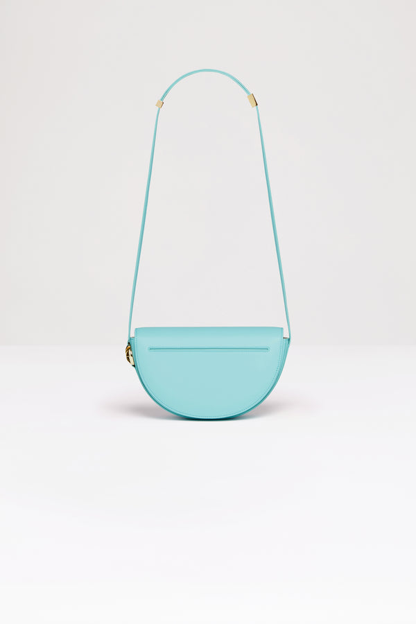 Patou - 르 파투 백 - Water Green - 업사이클링 가죽 소재로 제작된 르 파투 백.워터 그린 컬러. 사용되지 않은 가죽 하이드로 만든 특수 소재만을 사용하여 제작된 백. 60점 한정 생산 리미티드 에디션. JP 모노그램에서 영감을 받은 기하학적 컷아웃이 돋보이는 반원형 실루엣. 측면의 JP 모노그램 디테일 골드 톤 하드웨어. 길이 조절 가능한 스트랩으로 숄더백, 크로스백, 또는 토트백 스타일로 연출 가능. 골드 톤 JP 디테일의 자석 잠금장치. 여러 내부 수납공간. 에코 내부 마감.길이: 25 cm높이: 15 cm폭: 6 cm3가지 길이의 사이즈 조절 가능한 스트랩: 47Cm(숄더백), 36cm(크로스백), 28cm(핸드백)