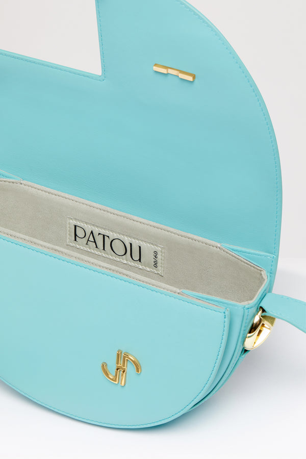 Patou - 르 파투 백 - Water Green - 업사이클링 가죽 소재로 제작된 르 파투 백.워터 그린 컬러. 사용되지 않은 가죽 하이드로 만든 특수 소재만을 사용하여 제작된 백. 60점 한정 생산 리미티드 에디션. JP 모노그램에서 영감을 받은 기하학적 컷아웃이 돋보이는 반원형 실루엣. 측면의 JP 모노그램 디테일 골드 톤 하드웨어. 길이 조절 가능한 스트랩으로 숄더백, 크로스백, 또는 토트백 스타일로 연출 가능. 골드 톤 JP 디테일의 자석 잠금장치. 여러 내부 수납공간. 에코 내부 마감.길이: 25 cm높이: 15 cm폭: 6 cm3가지 길이의 사이즈 조절 가능한 스트랩: 47Cm(숄더백), 36cm(크로스백), 28cm(핸드백)