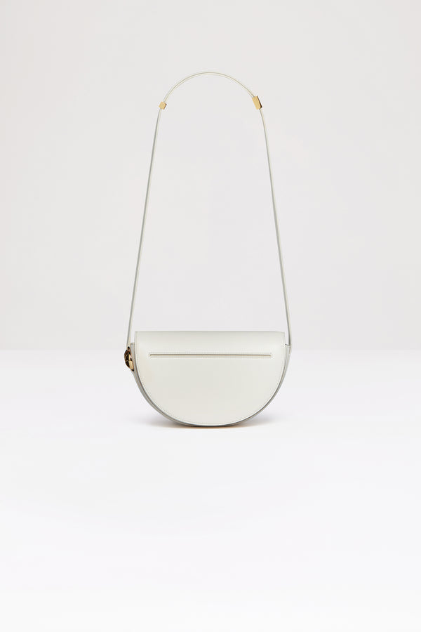 Patou - 르 파투 백 - Ivory - 업사이클링 가죽 소재로 제작된 르 파투 백.아이보리 컬러 가죽 소재. 사용되지 않은 가죽 하이드로 만든 특수 소재만을 사용하여 제작된 백. 80점 한정 생산 리미티드 에디션. JP 모노그램에서 영감을 받은 기하학적 컷아웃이 돋보이는 반원형 실루엣. 측면의 JP 모노그램 디테일 골드 톤 하드웨어. 길이 조절 가능한 스트랩으로 숄더백, 크로스백, 또는 토트백 스타일로 연출 가능. 골드 톤 JP 디테일의 자석 잠금장치. 여러 내부 수납공간.사이즈: 25cm(길이), 15cm(높이), 6cm(깊이)3가지 길이로 사이즈 조절 가능한 스트랩: 47cm(숄더백), 36cm(크로스바디백), 28cm(토트백)