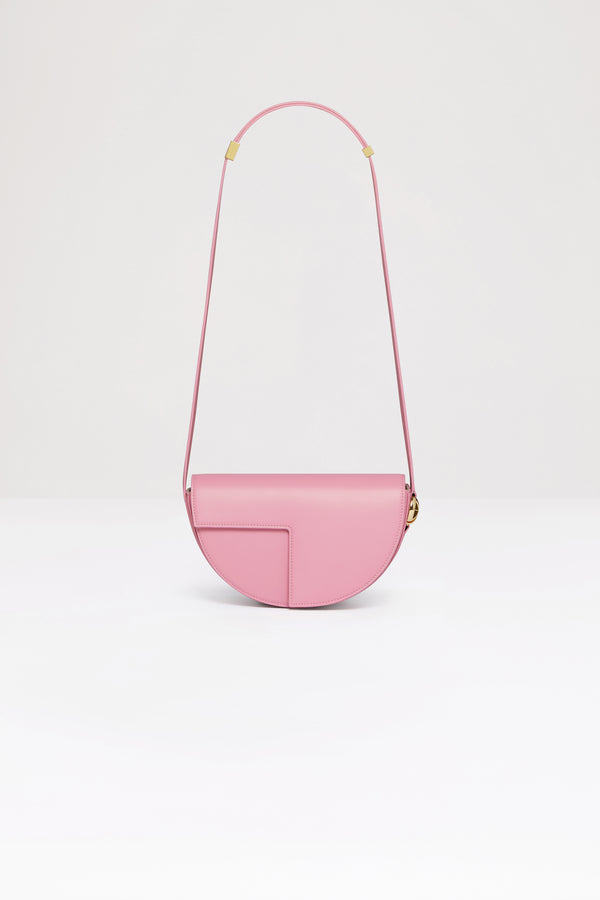 Patou - 르 파투 백 - Orchid - 업사이클링 가죽 소재로 제작된 르 파투 백.오키드 핑크 컬러의 가죽 소재. 사용되지 않은 가죽 하이드로 만든 특수 소재만을 사용하여 제작된 백. 60점 한정 생산 리미티드 에디션. JP 모노그램에서 영감을 받은 기하학적 컷아웃이 돋보이는 반원형 실루엣. 측면의 JP 모노그램 디테일 골드 톤 하드웨어. 길이 조절 가능한 스트랩으로 숄더백, 크로스백, 또는 토트백 스타일로 연출 가능. 골드 톤 JP 디테일의 자석 잠금장치. 여러 내부 수납공간.사이즈: 25cm(길이), 15cm(높이), 6cm(깊이)3가지 길이로 사이즈 조절 가능한 스트랩: 47cm(숄더백), 36cm(크로스바디백), 28cm(토트백)