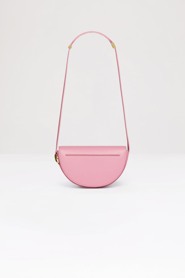 Patou - 르 파투 백 - Orchid - 업사이클링 가죽 소재로 제작된 르 파투 백.오키드 핑크 컬러의 가죽 소재. 사용되지 않은 가죽 하이드로 만든 특수 소재만을 사용하여 제작된 백. 60점 한정 생산 리미티드 에디션. JP 모노그램에서 영감을 받은 기하학적 컷아웃이 돋보이는 반원형 실루엣. 측면의 JP 모노그램 디테일 골드 톤 하드웨어. 길이 조절 가능한 스트랩으로 숄더백, 크로스백, 또는 토트백 스타일로 연출 가능. 골드 톤 JP 디테일의 자석 잠금장치. 여러 내부 수납공간.사이즈: 25cm(길이), 15cm(높이), 6cm(깊이)3가지 길이로 사이즈 조절 가능한 스트랩: 47cm(숄더백), 36cm(크로스바디백), 28cm(토트백)