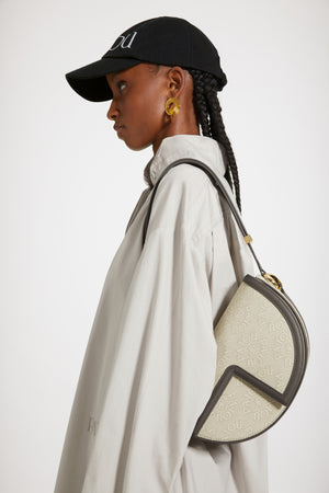 Die Le Patou Tasche aus Bio-Baumwolljacquard und Leder