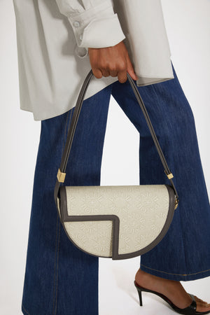 Die Le Patou Tasche aus Bio-Baumwolljacquard und Leder