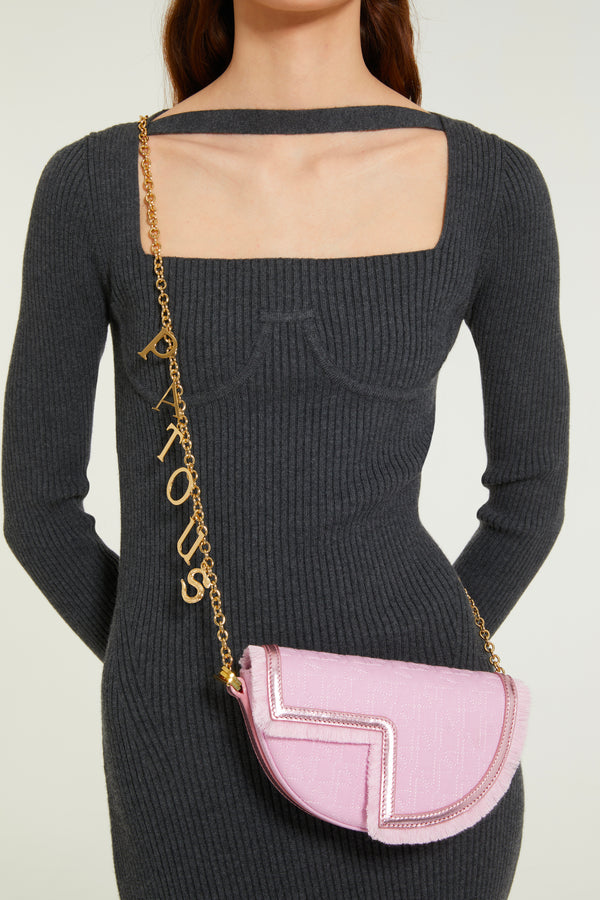 Patou - Le Petit Patou x Sita - Pink - 콜라보레이션으로 더욱 강력해진 파투의 시그니처 백.핑크 컬러 데님 효과 재생 재활용 오가닉 코튼 및 메탈릭 가죽 소재. DJ 겸 디자이너인 시타 아벨란(Sita Abellán)과의 특별 콜라보레이션 디자인. 고품질 데드스톡 가죽 소재. JP 모노그램에서 영감을 받은 기하학적 컷아웃이 돋보이는 반원형 실루엣. 레드 컬러의 올오버 JP 퀼팅. 측면의 Patou가 새겨진 골드 톤 하드웨어. 가장자리를 프린지로 장식한 가죽 아웃라인. 시타(Sita)의 시그니처인 뱀이 장식된 탈부착식 가죽 스트랩으로 숄더백 또는 핸드백으로 착용 가능. Patou 레터링 참과 Sita의 상징인 뱀이 장식된 골드 톤 브라스 체인 스트랩(별도 구매 가능)으로 한 번, 또는 두 번 감아 숄더백으로 착용하거나 크로스백, 또는 벨트백으로 허리에 착용 가능. 골드 톤 JP 디테일의 자석 잠금장치. 내부 수납공간. 에코 내부 마감.사이즈: 20cm(길이), 13cm(높이), 5cm(깊이)