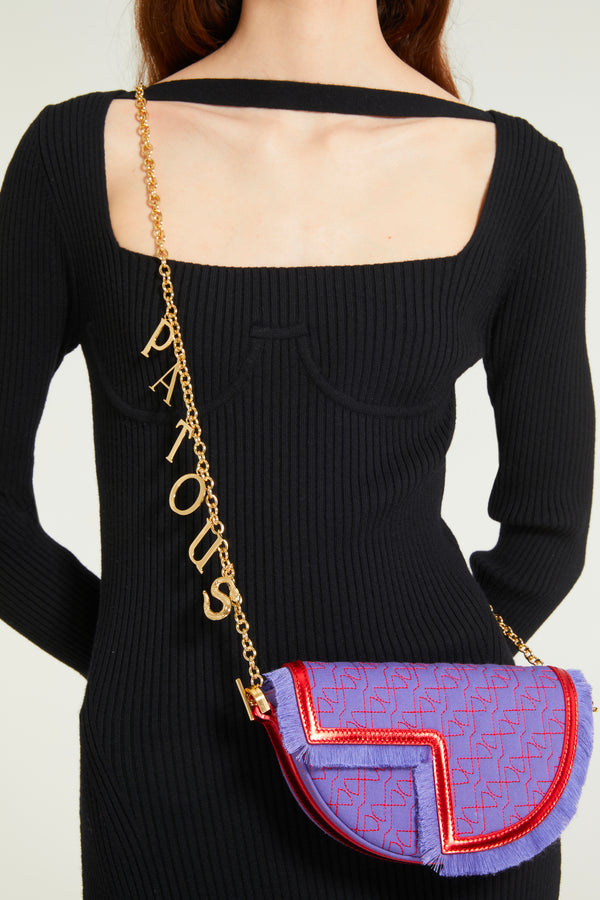 Patou - Le Petit Patou x Sita - Purple Blue Red - 콜라보레이션으로 더욱 강력해진 파투의 시그니처 백.바이올렛 컬러 데님 효과 재생 재활용 오가닉 코튼 및 레드 메탈릭 가죽 소재. DJ 겸 디자이너인 시타 아벨란(Sita Abellán)과의 특별 콜라보레이션 디자인. 고품질 데드스톡 가죽 소재. JP 모노그램에서 영감을 받은 기하학적 컷아웃이 돋보이는 반원형 실루엣. 레드 컬러의 올오버 JP 퀼팅. 측면의 Patou가 새겨진 골드 톤 하드웨어. 가장자리를 프린지로 장식한 가죽 아웃라인. 시타(Sita)의 시그니처인 뱀이 장식된 탈부착식 가죽 스트랩으로 숄더백 또는 핸드백으로 착용 가능. Patou 레터링 참과 Sita의 상징인 뱀이 장식된 골드 톤 브라스 체인 스트랩(별도 구매 가능)으로 한 번, 또는 두 번 감아 숄더백으로 착용하거나 크로스백, 또는 벨트백처럼 허리에 착용 가능.  골드 톤 JP 디테일의 자석 잠금장치. 내부 수납공간. 에코 내부 마감.사이즈: 20cm(길이), 13cm(높이), 5cm(깊이)