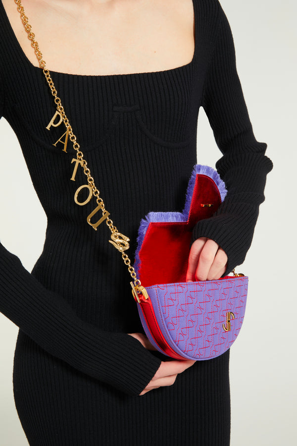 Patou - Le Petit Patou x Sita - Purple Blue Red - 콜라보레이션으로 더욱 강력해진 파투의 시그니처 백.바이올렛 컬러 데님 효과 재생 재활용 오가닉 코튼 및 레드 메탈릭 가죽 소재. DJ 겸 디자이너인 시타 아벨란(Sita Abellán)과의 특별 콜라보레이션 디자인. 고품질 데드스톡 가죽 소재. JP 모노그램에서 영감을 받은 기하학적 컷아웃이 돋보이는 반원형 실루엣. 레드 컬러의 올오버 JP 퀼팅. 측면의 Patou가 새겨진 골드 톤 하드웨어. 가장자리를 프린지로 장식한 가죽 아웃라인. 시타(Sita)의 시그니처인 뱀이 장식된 탈부착식 가죽 스트랩으로 숄더백 또는 핸드백으로 착용 가능. Patou 레터링 참과 Sita의 상징인 뱀이 장식된 골드 톤 브라스 체인 스트랩(별도 구매 가능)으로 한 번, 또는 두 번 감아 숄더백으로 착용하거나 크로스백, 또는 벨트백처럼 허리에 착용 가능.  골드 톤 JP 디테일의 자석 잠금장치. 내부 수납공간. 에코 내부 마감.사이즈: 20cm(길이), 13cm(높이), 5cm(깊이)
