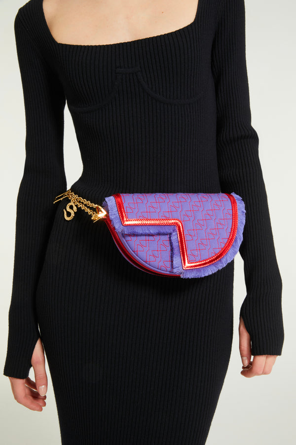 Patou - Le Petit Patou x Sita - Purple Blue Red - 콜라보레이션으로 더욱 강력해진 파투의 시그니처 백.바이올렛 컬러 데님 효과 재생 재활용 오가닉 코튼 및 레드 메탈릭 가죽 소재. DJ 겸 디자이너인 시타 아벨란(Sita Abellán)과의 특별 콜라보레이션 디자인. 고품질 데드스톡 가죽 소재. JP 모노그램에서 영감을 받은 기하학적 컷아웃이 돋보이는 반원형 실루엣. 레드 컬러의 올오버 JP 퀼팅. 측면의 Patou가 새겨진 골드 톤 하드웨어. 가장자리를 프린지로 장식한 가죽 아웃라인. 시타(Sita)의 시그니처인 뱀이 장식된 탈부착식 가죽 스트랩으로 숄더백 또는 핸드백으로 착용 가능. Patou 레터링 참과 Sita의 상징인 뱀이 장식된 골드 톤 브라스 체인 스트랩(별도 구매 가능)으로 한 번, 또는 두 번 감아 숄더백으로 착용하거나 크로스백, 또는 벨트백처럼 허리에 착용 가능.  골드 톤 JP 디테일의 자석 잠금장치. 내부 수납공간. 에코 내부 마감.사이즈: 20cm(길이), 13cm(높이), 5cm(깊이)