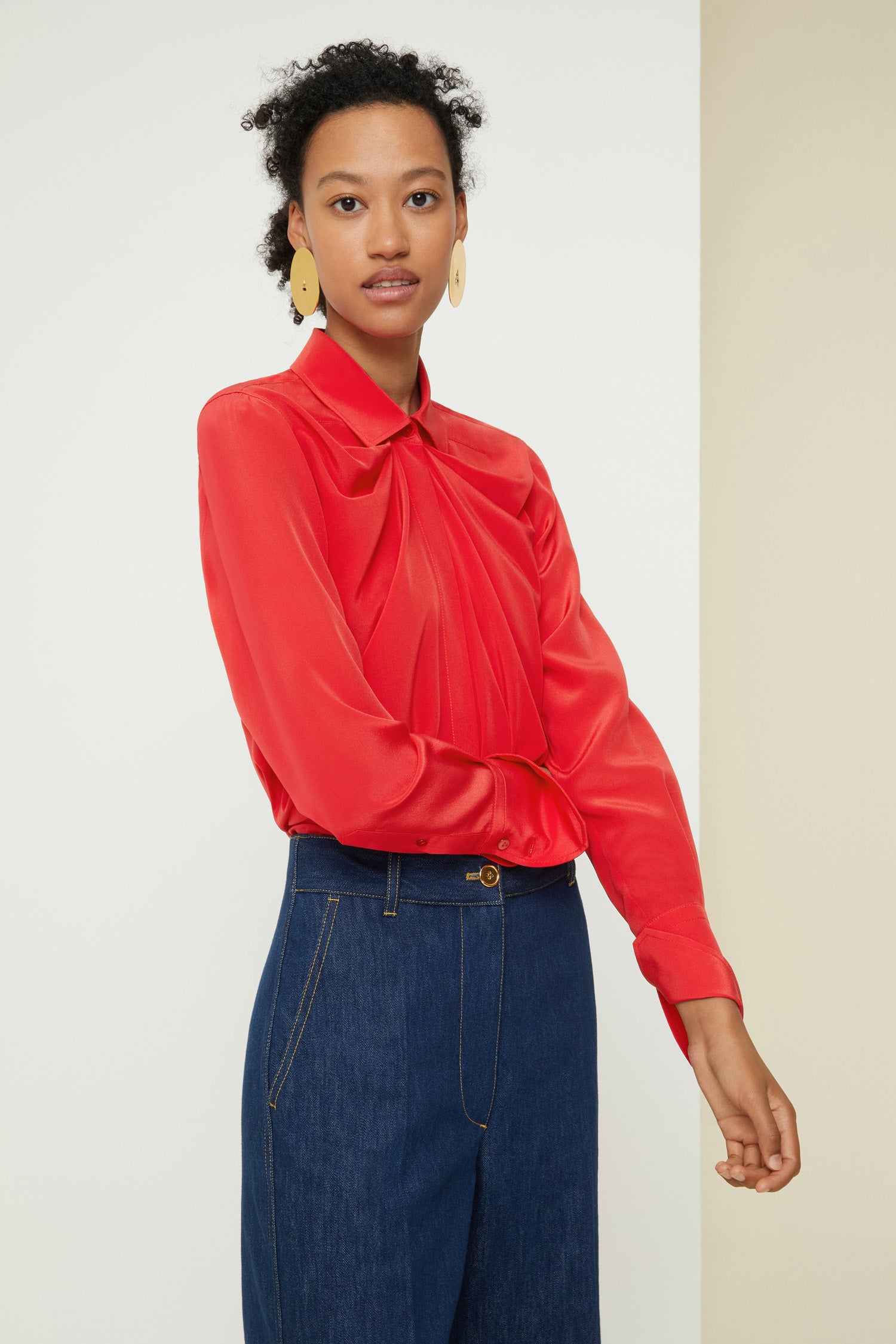 Patou - Iconic draped silk blouse - Capucine Red - Silk that flows flawlessly: classic Patou!Capucine red silk crepe blouse. Longline draped silhouette with shirring at the neckline. Engraved gold-coloured buttons at the collar and cuffs ; concealed button fastening. Signature curved seam at the back.