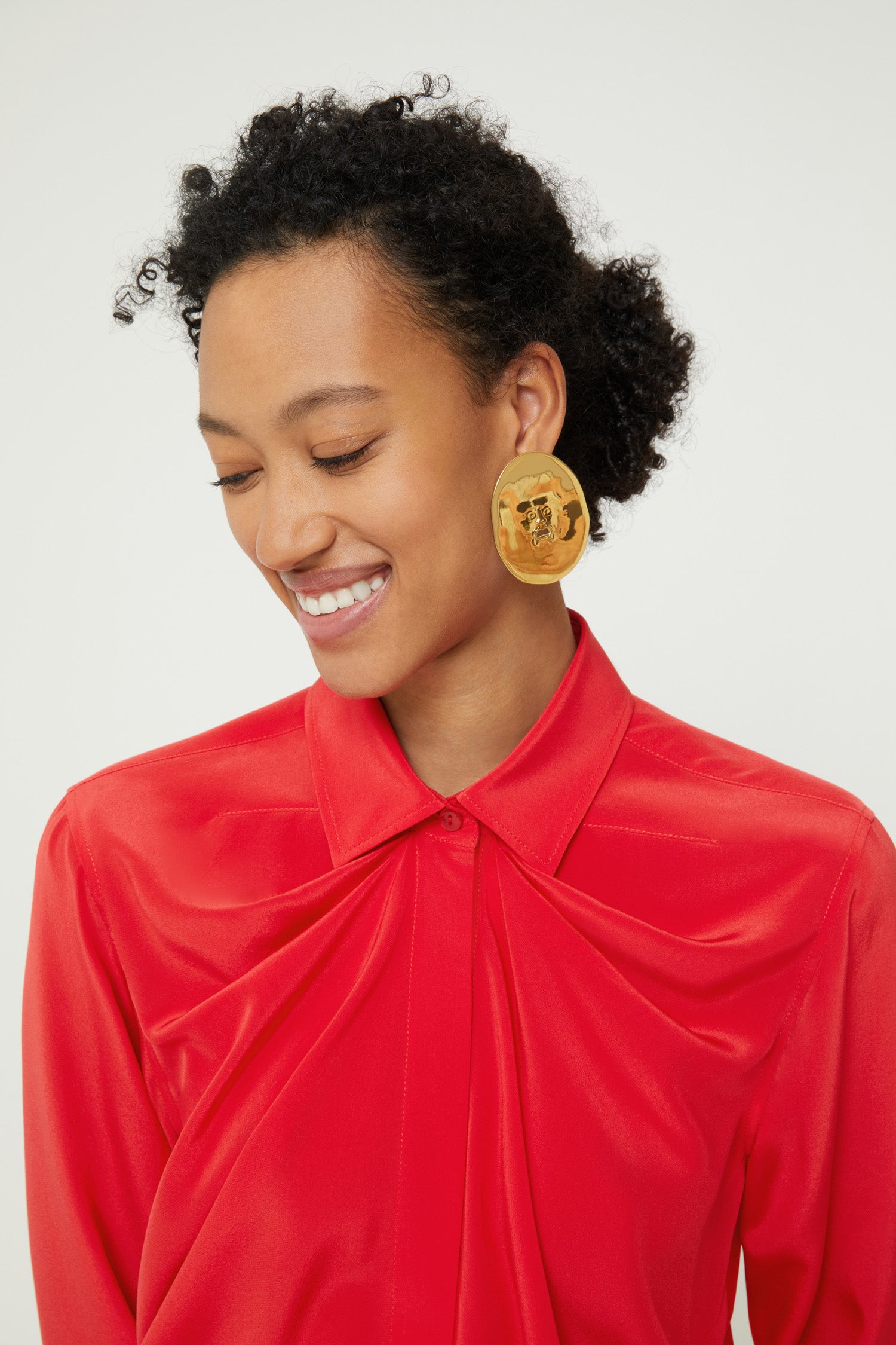 Patou - Iconic draped silk blouse - Capucine Red - Silk that flows flawlessly: classic Patou!Capucine red silk crepe blouse. Longline draped silhouette with shirring at the neckline. Engraved gold-coloured buttons at the collar and cuffs ; concealed button fastening. Signature curved seam at the back.