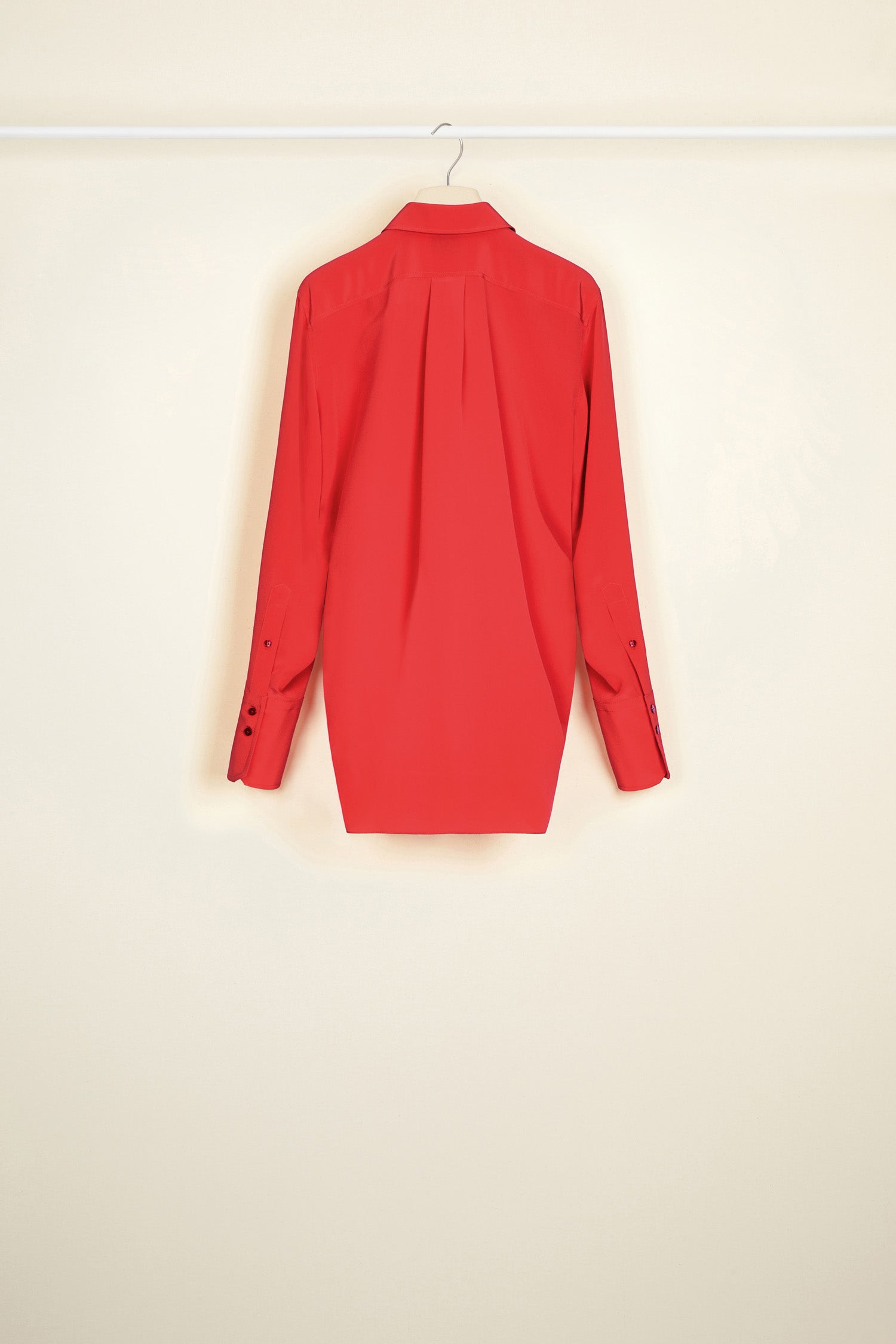 Patou - Iconic draped silk blouse - Capucine Red - Silk that flows flawlessly: classic Patou!Capucine red silk crepe blouse. Longline draped silhouette with shirring at the neckline. Engraved gold-coloured buttons at the collar and cuffs ; concealed button fastening. Signature curved seam at the back.