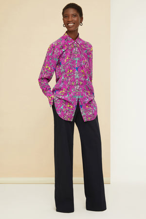 Charakteristische drapierte Bluse aus bedruckter Seide