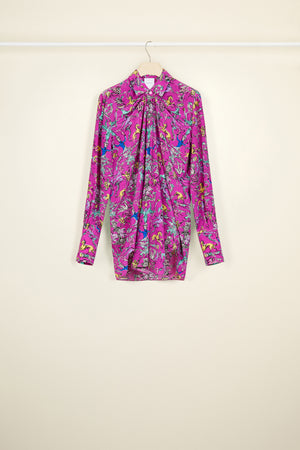 Charakteristische drapierte Bluse aus bedruckter Seide