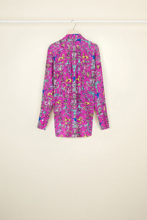 Charakteristische drapierte Bluse aus bedruckter Seide
