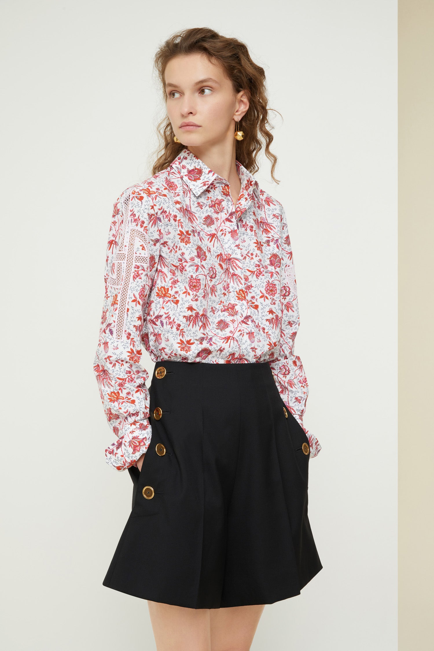 Patou - Gesticktes Logo-Shirt aus Bio-Baumwolle - Indienne - JPs und Stickereien: die moderne Handschrift von Patou.  Bedrucktes Hemd aus Bio-Baumwolle mit Muster Act 2’s floral Indienne. Gespreizter Kragen. Verdeckte Knopfleiste; geknöpfte Manschetten. Seitliche Schlitze. Stilisierte JP-Logostickerei in Weiß auf beiden Ärmeln; Patou Logo in Schwarz auf der linken Manschette.