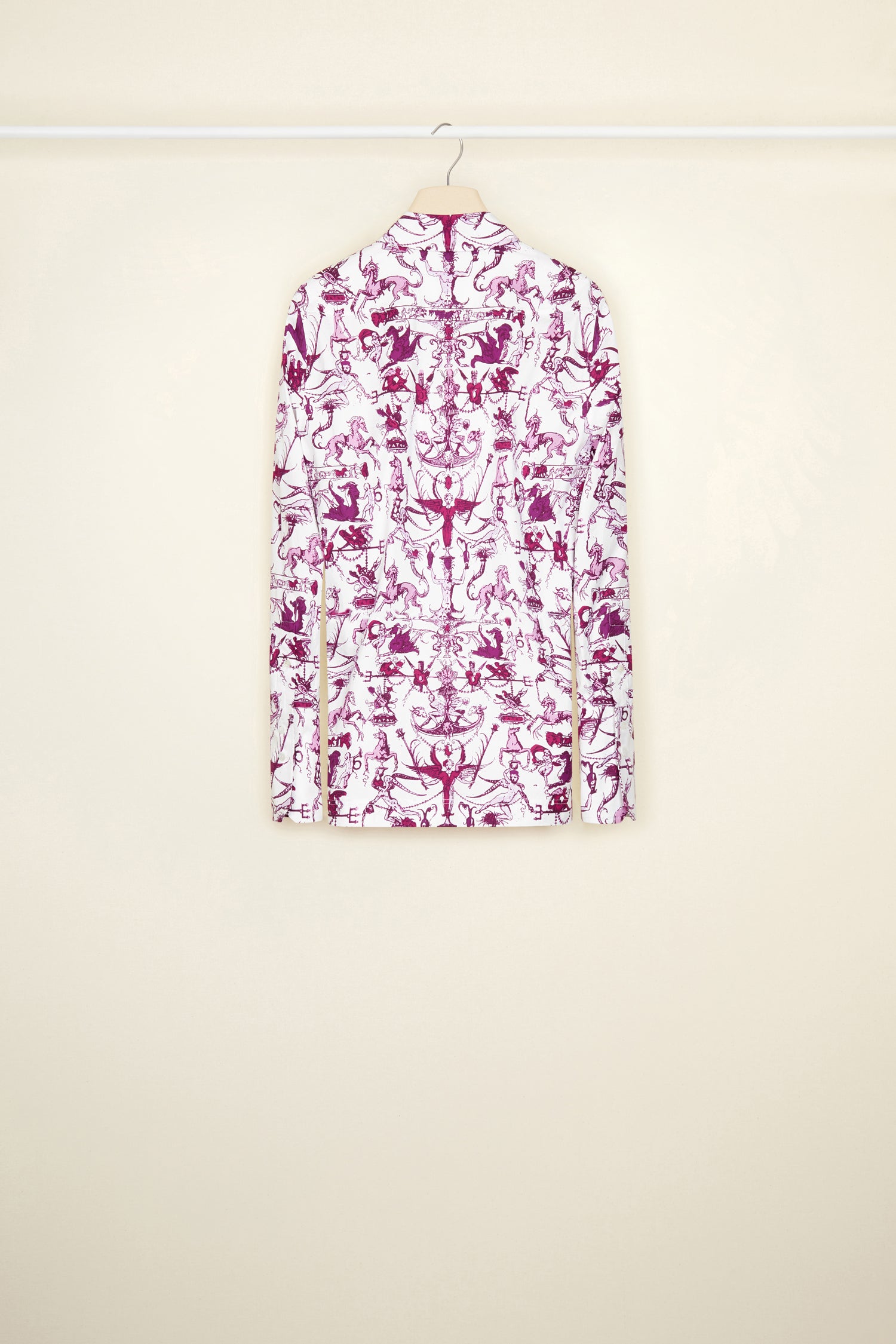 Patou - Camicia signature in cotone bio stampato - Stories And Tales - C’era una volta… una camicia iconica dalla stampa fantastica. Camicia in popeline di cotone. Stampa “Racconti e Leggende”. Chiusura nascosta. Bottoni incisi JP. Polsini abbottonati.