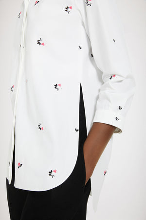 Camicia baby ricamata in cotone bio