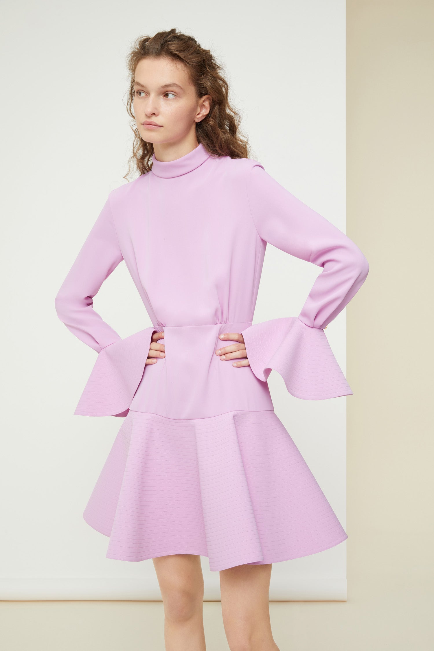 Patou - Vestito corto 3D con collo alto in cady riciclato - Lilac - Tre volte più volume, tre volte più Patou. Vestito corto con volume 3D in cady riciclato lilla. Collo alto con una zip sul retro. Cucitura curva signature sul retro. Polsini circolari chiusi con bottoni oro incisi. Impunture sulle maniche e la gonna per creare volume.